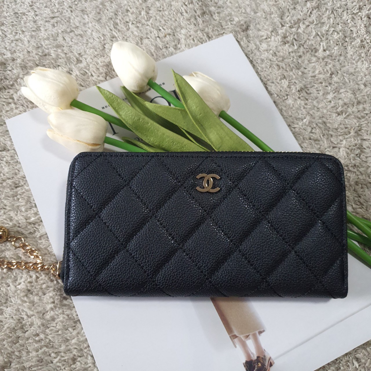 พร้อมส่งรุ่นขายดี! Don't Miss! Chanel Beaute Wallet Complimentary VIP Gift With Purchase (GWP) กระเป๋าสตางค์พรีเมี่ยมกิ๊ฟ จาก Chanel Cosmetic Counter Duty free วัสดุหนังคาเวียร์สวยหรูเปิดปิดด้วยซิปสะดวกใช้ ด้านหน้าประดับโลโก้แบรนด์อะไหล่ทอง ภายในมีช่