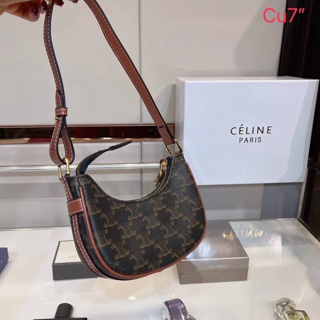 CELINE MINI AVA IN TRIOMPHE CANVAS AND CALFSKIN สวยเกินต้านกับน้องมินิ รุ่นสุดปัง ที่ใครเห็นก็ต้องว้าว กับกระเป๋าสะพายไหล่ ไซส์มินิ น้องน่ารักม้ากกก!! ไม่ไหว!! รูปทรงที่ไม่เหมือนใคร ใช้งานง่าย วัสดุหนังแคนวาสตัดสลับหนังแท้
