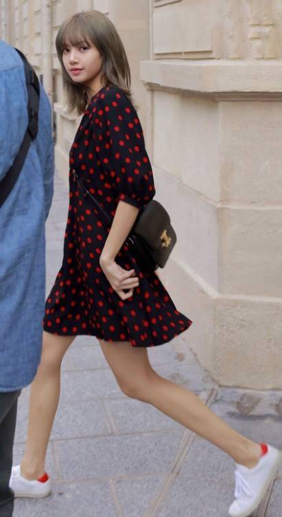 CELINE Medium Triomphe Bag In Shiny Calfskin Medium Triomphe Bag In Shiny Calfskin GIFT WITH PURCHASE (GWP) พรีเมี่ยมกิ๊ฟ Limited Edition จาก CELINE PERFUME DUTY FREE COUNTER วัสดุหนังแท้ (Calfskin) ซับในเป็นหนังแกะ (Lambskin) รูปทรงสี่เหลี่ยมผืนผ้า ขนาดก