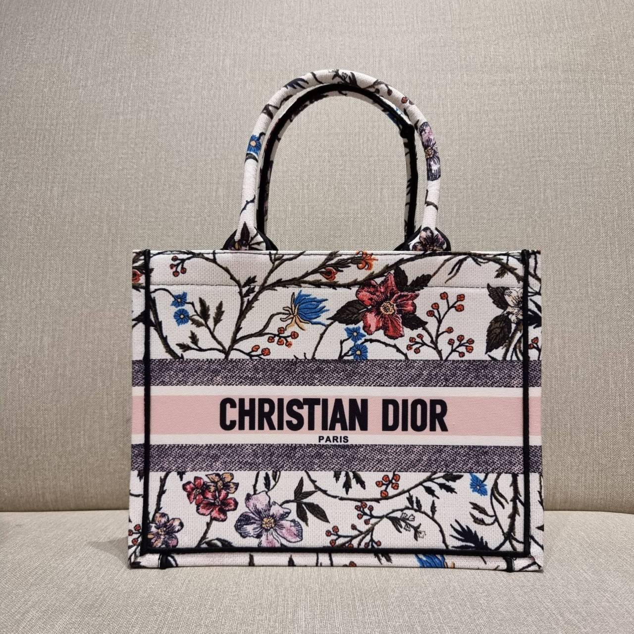VIP 】HOT ARRIVAL!! DIOR CD SHOPPING BAG WITH GWP กระเป๋าทรงช้อปปิ้งใบใหญ่ จุใจ!! พรีเมี่ยมกิ๊ฟรุ่นดับเบิ้ลฮอต ดีไซน์คลาสสิควินเทจ สวยหรู วัสดุผ้าแคนวาสลายกราฟฟิค ภายในโล่งกว้างมากๆ ใส่ของจุสุดๆ โน้ตบุ้ค ไอแพด กระเป๋าสตางค์ มือถือ หรือเสื้อผ้ายังได้ สะพายค