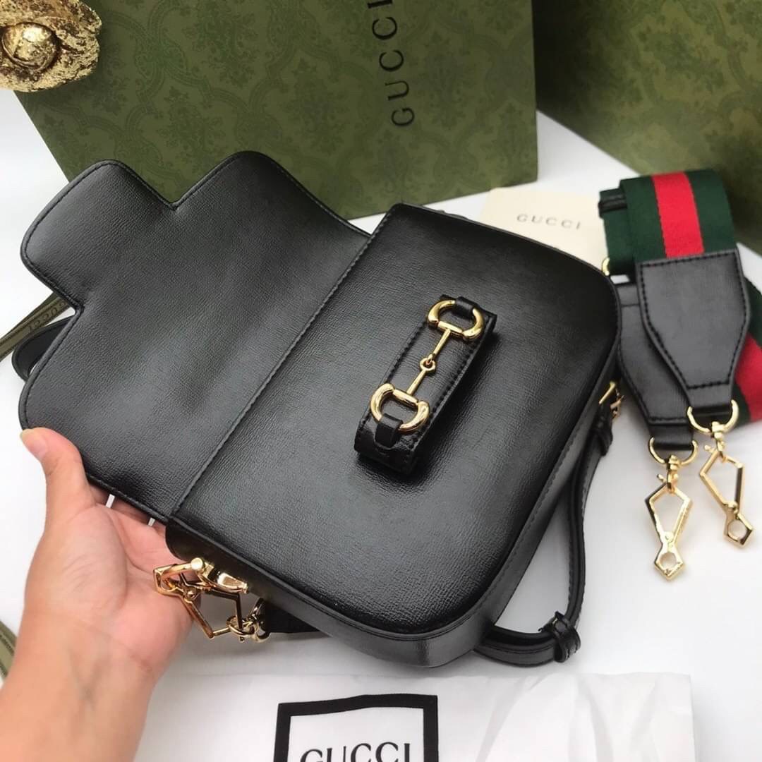VIP GIFT 】หนังแท้ GUCCI Gucci Horsebit 1955 mini bag ที่สุดของรุ่นที่ฮอตหนักมาก คอลเลคชั่นที่ยอดขายดีตั้งแต่วันแรกที่ลง shop ด้วยรูปทรงที่กะทัดรัด ตอบโจทย์ได้ทุกลุค ทุกไลฟ์สไตล์ ใช้งานได้ง่ายคล่องตัว เรียกได้ว่าใครไม่มีได้ยังไง สวยขนาดนี้!!