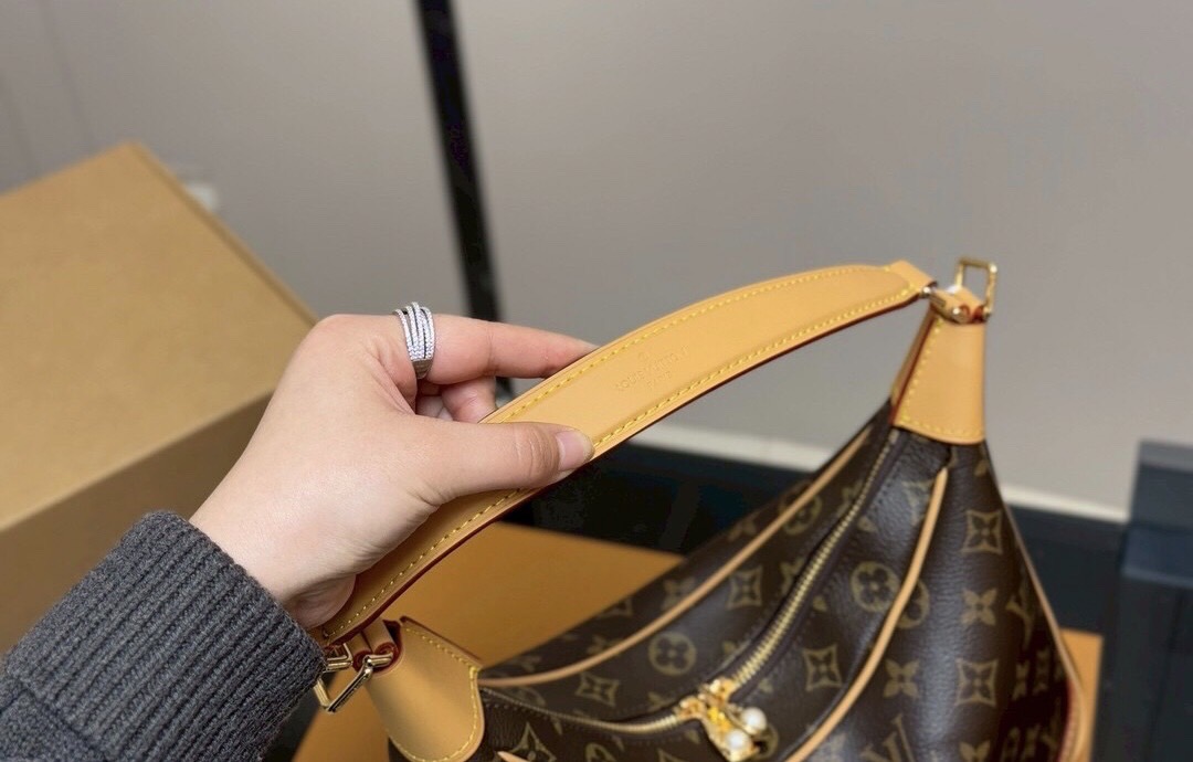 LV Boulogne Hobo Monogram Bag กระเป๋าสะพายทรงโฮโบดีไซน์คลาสสิครุ่นสุดปัง น้องใหม่พร้อมแล้ว…mom, dad พร้อมมั้ยค๊าา!! ใช้งานได้สะดวกคล่องตัว ขนาดใหม่ไซส์ใหญ่ขึ้นเอาใจแม่ที่มีของใส่น้องเยอะๆ