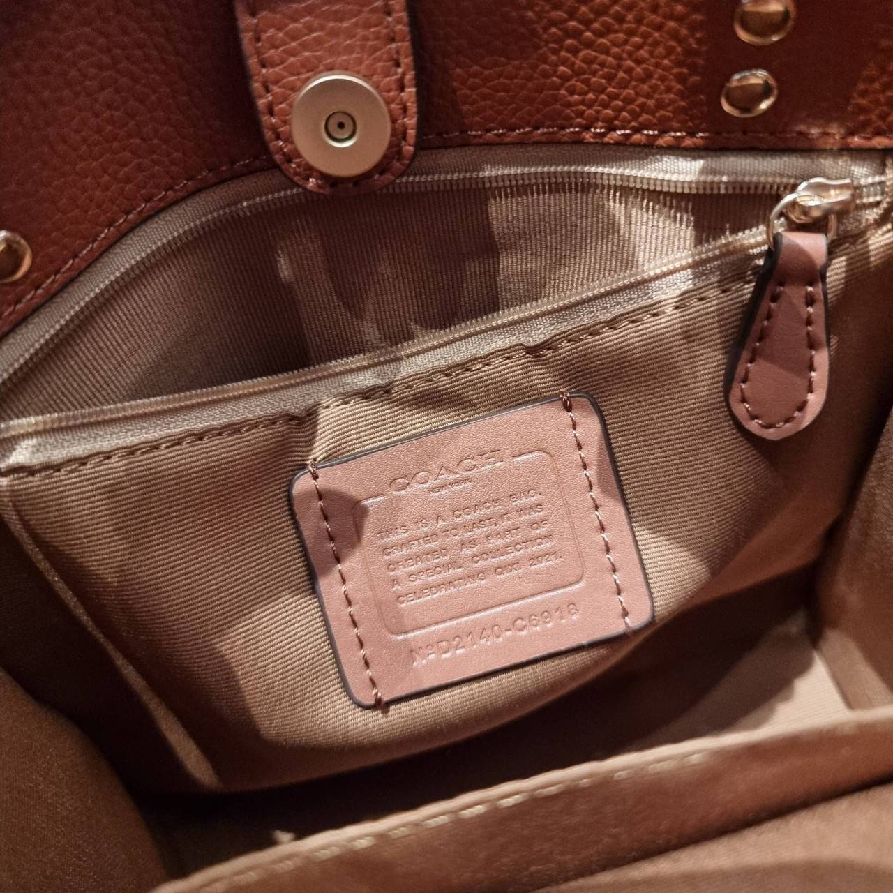 COACH C6918 DEMPSEY TOTE 22 IN SIGNATURE CANVAS WITH DISCO PATCHES คอลเลคชั่นคลาสสิค ที่มาพร้อมดีเทลใหม่ กระเป๋าทรงโท้ท ขนาดน่ารักน่าใช้มากๆ สาวๆถูกอกถูกใจกันนับไม่ถ้วน!! รอบนี้เพิ่มลูกเล่นที่สายสะพาย ดีไซน์กึ่งสปอร์ต ทำให้ใช้งานได้ไม่มีเบื่อ ฟังก์ชั่นการ