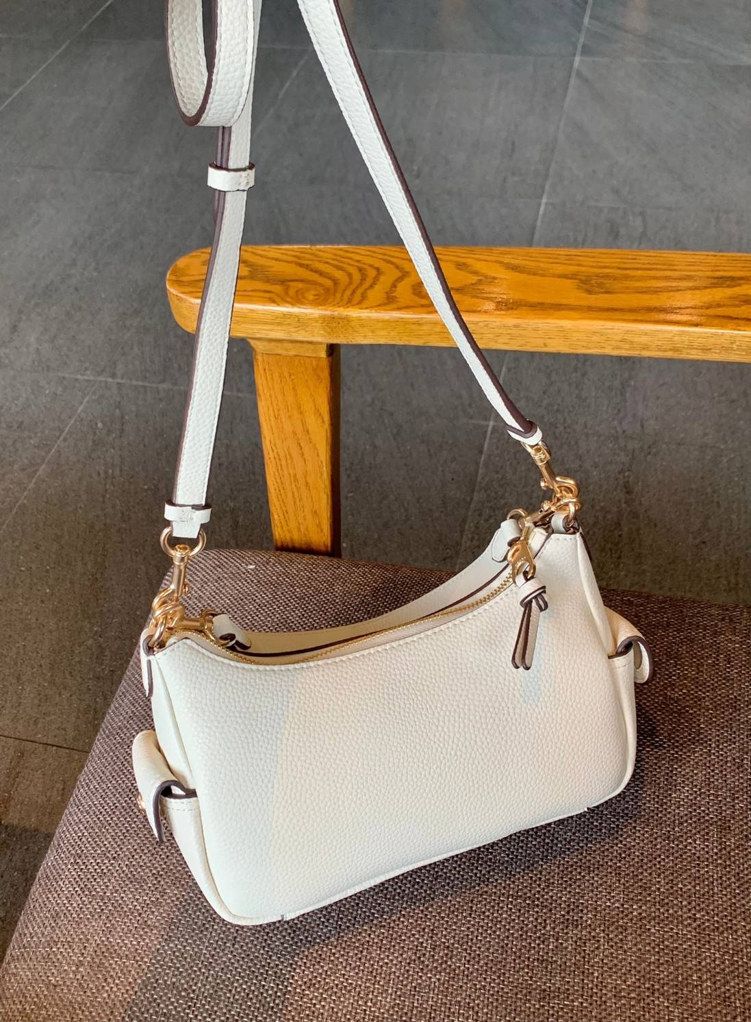 น้องออกใหม่ล่าสุดสวย หักใจไม่ลงเลยค่าา😘 COACH PENNIE SHOULDER BAG ((C7222)) พร้อมส่ง สีใหม่ล่าสุด ยังไม่มีในช๊อปไทยค่าา กระเป๋าหิ้ว//สะพายข้างได้ สุดคุ้ม! หนังแท้ชั้นดี ลายหนังสวย นิ่มมือดีมากๆค่ะ ปากกระเป๋าแบบซิปมีหนังห้อยเพิ่มความเก๋ ภายในกระเป๋
