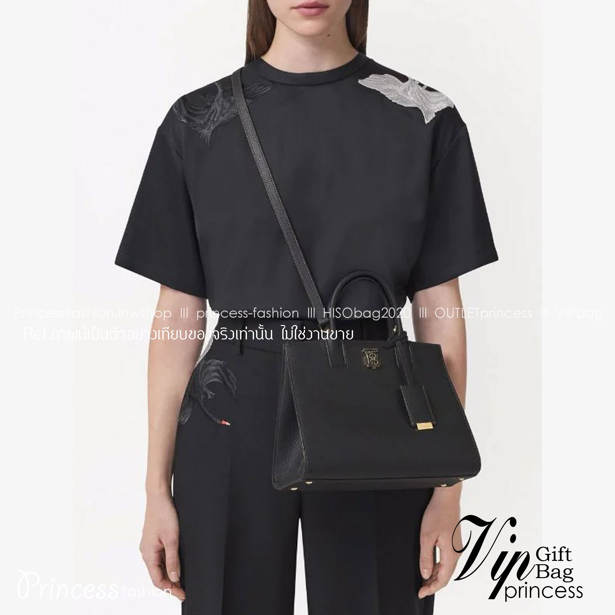 Burberry Small Frances Tote Bag / Burberry Tote Bag สวยหรูดูดีเกินต้าน กับกระเป๋าถือทรงสวย ดีไซน์ผู้ดีเรียบหรู ถือขับผิวไปเลยทุกสี สวยคม มาพร้อมหูจับในตัว พร้อมสายสะพายยาว งานจริงดีงาม สาวๆได้ไปรับรองประทับใจแน่นอนจ้า