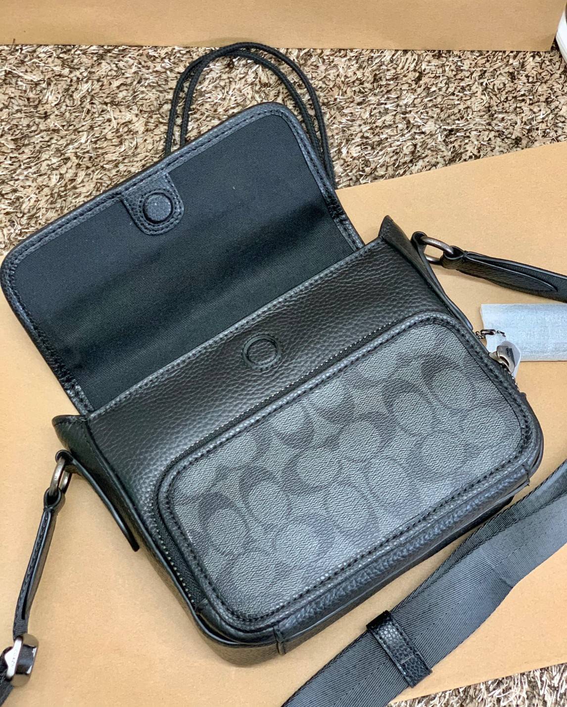 COACH SULLIVAN FLAP CROSSBODY IN SIGNATURE ((C9870)) ความเท๋ ความหล่อ ยกให้รุ่นนี้เลยค่าา พร้อมส่งก่อนใคร! ทรง สวยเก๋ กระเป๋าสะพายแบบครอสบอดี้ร์ของคุณผู้ชายเค้าเลยค่ะ หนังแท้2แบบสวยงาม น่าใช้มากๆ