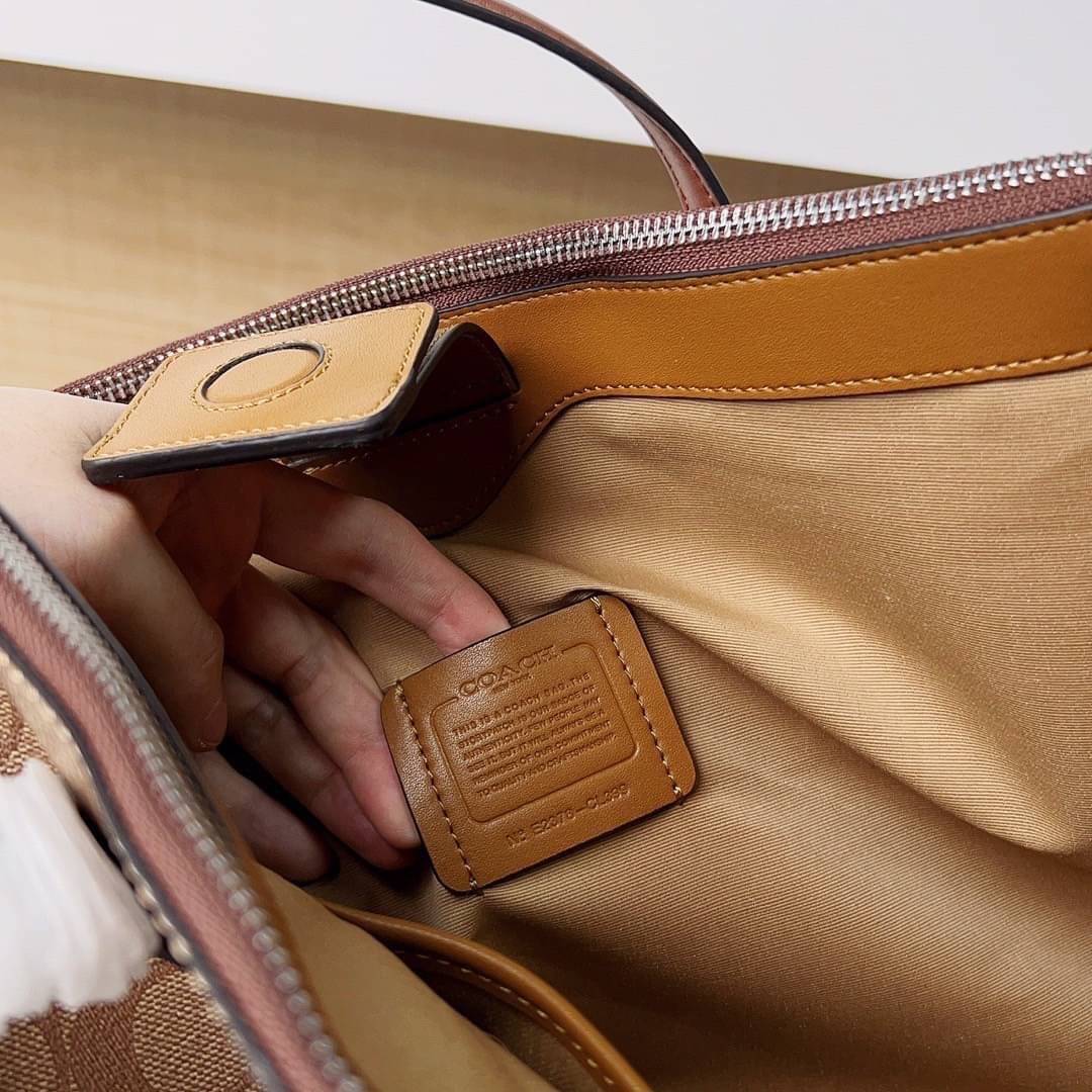 COACH NINA TOTE IN SIGNATURE CANVAS CL399 พร้อมส่ง 2 สี กระเป๋าโท้ทสะพายไหล่ ใบใหญ่ คอลเลคชั่นใหม่ ตอบโจทย์คนที่ชอบใส่ของเยอะๆได้อย่างดี ดีไซน์รูปทรงคลาสสิค เรียบหรู