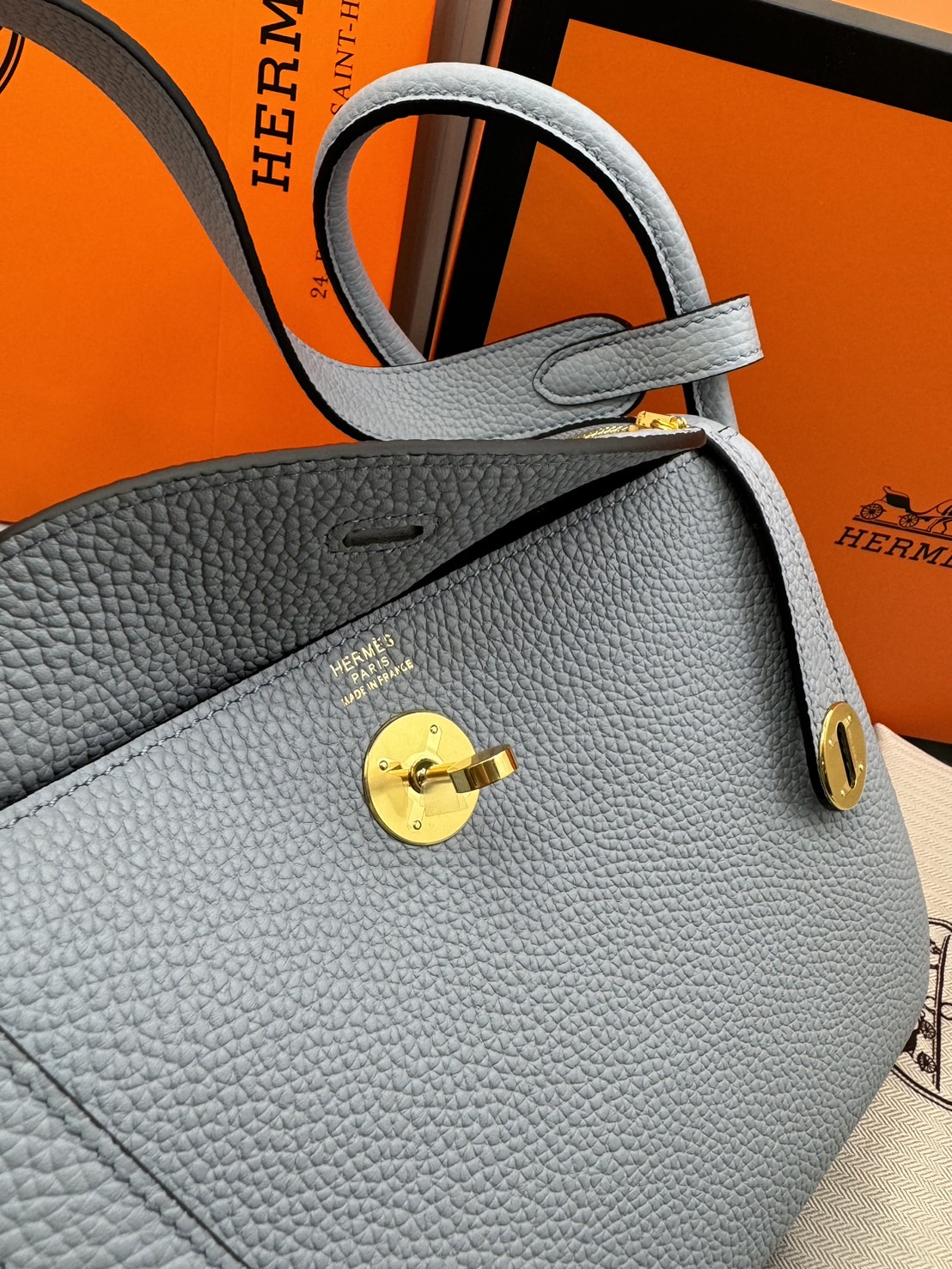 พร้อมส่ง 15 สี HERMES Lindy 26 bag กระเป๋าทรงโท้ทหนังสวยอย่างดี เอกลักษณ์ของความเรียบหรูไฮคลาสอย่างสมบูรณ์แบบ เกรดออริ สลับแท้ งานสวยตามรูป ใช้งานต่างประเทศได้