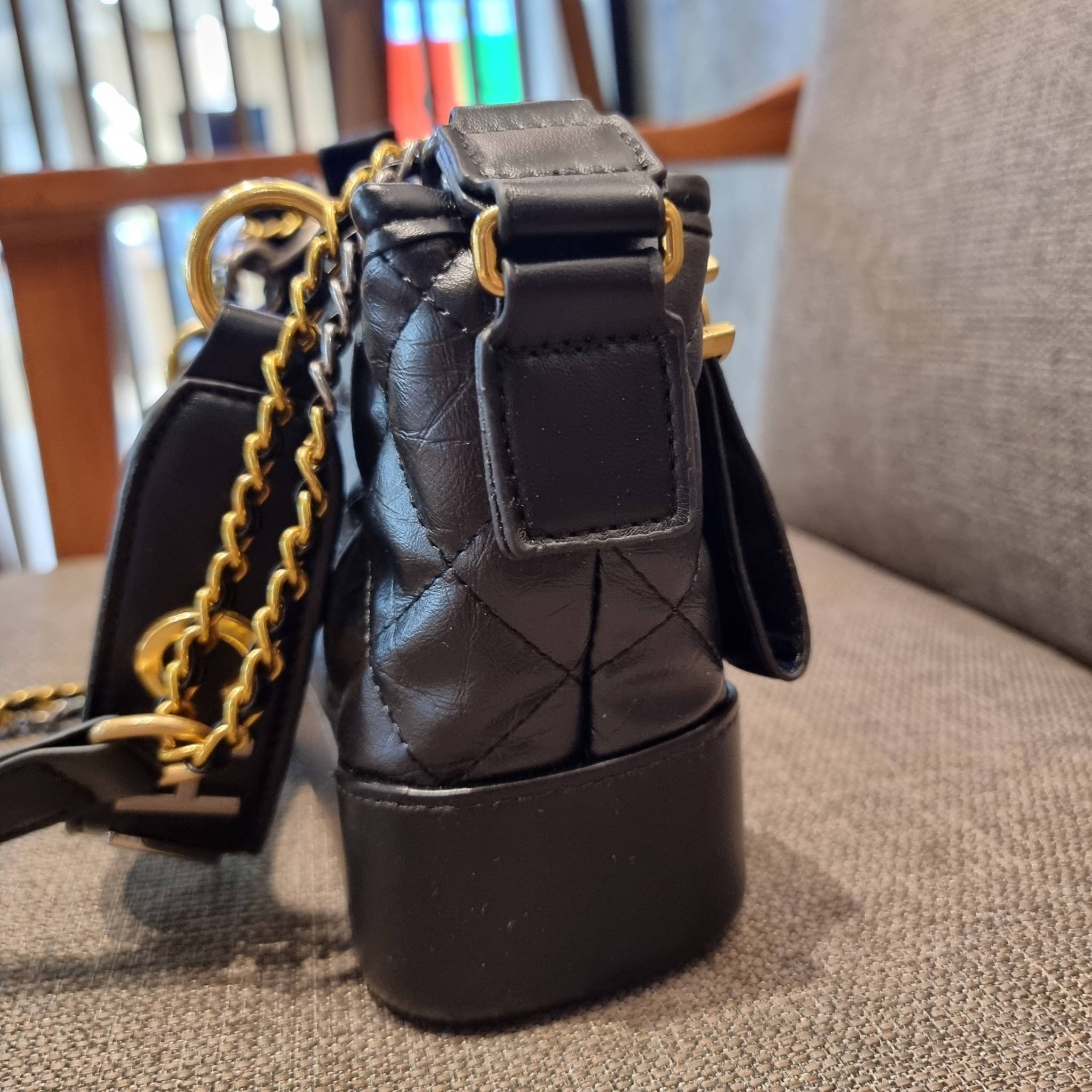8" CHANEL SHOULDER BAG / CHANEL GABRIELLE HOBO BAG ไซส์คลาสสิค กระเป๋าสะพายข้าง/ไหล่ หนังสังเคราะห์ นิ่ม หรู มาพร้อมพวงกุญแจสัญลักษณ์แบรนด์ พิเศษ!! สายคล้อง jumbo font เพิ่มดีเทลความแพง อะไหล่พร้อมโซ่สะพายสีทองสลับสีเงินรมดำ สามารถสะพาย crossbody หรื