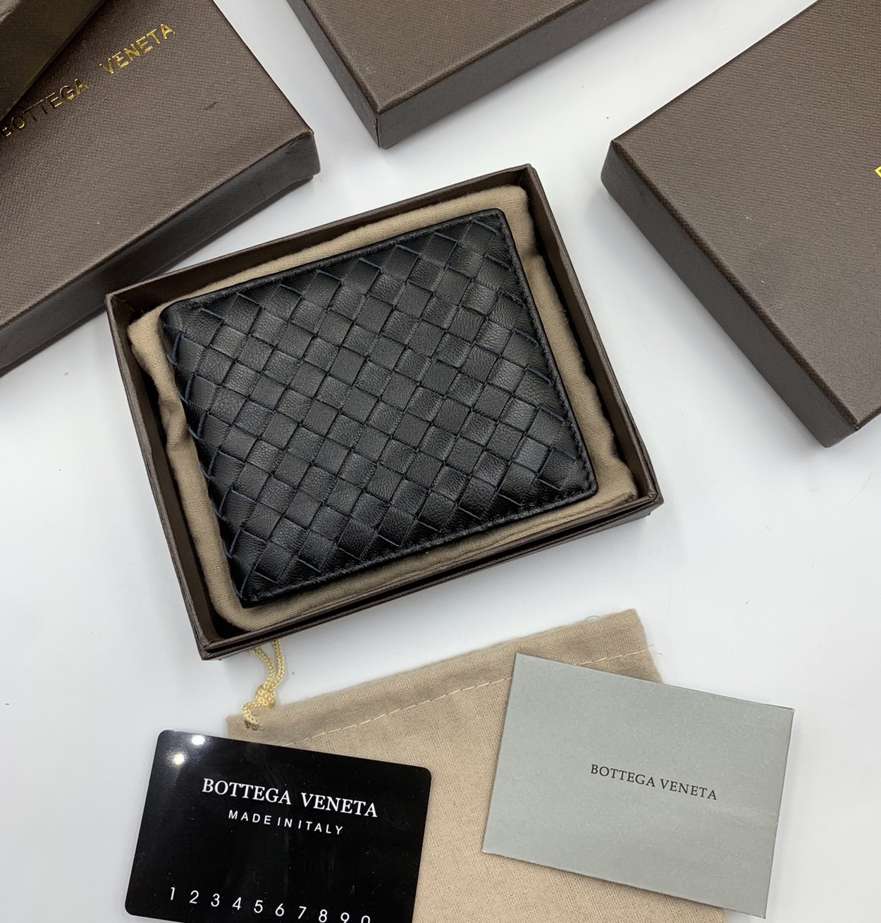 หนังแท้ BOTTEGA VENETA WALLET / BV Wallet พร้อมส่งที่ไทย กระเป๋าสตางค์ใบสั้นคุณผู้ชาย รุ่นตามหา มาเท่าไหร่ไม่เคยพอเลยค่า เป็นรุ่นคลาสสิกที่หยิบมาใช้งานได้บ่อยที่สุด งานหนังลูกวัวแท้ทั้งใบ ใช้ทนทานได้นาน ใช้ทนทานได้นานภาพสินค้าถ่ายจากงานขายจริง ใช้งานต่างป