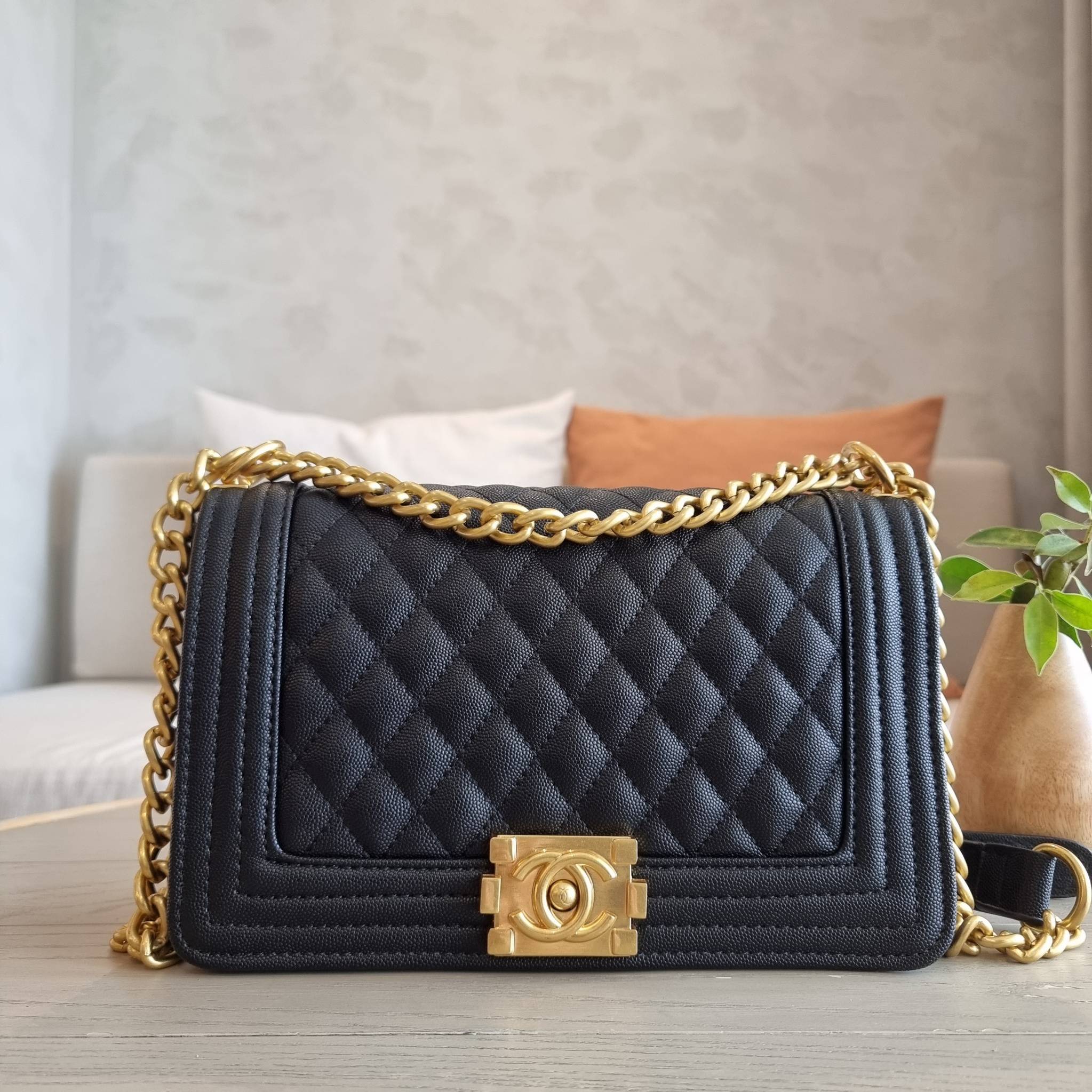 Chanel Boy 10" พร้อมส่งที่ไทย รุ่นสุดฮอต อะไหล่สีทองสุดหรู วัสดุหนังลายคาร์เวีย ทรงคลาสสิคที่สาวๆห้ามพลาด!! ในราคาสุดคุ้ม เปิด-ปิดกระเป๋าด้วยตัวล็อค ภายในโล่งกว้าง ไซส์ใหญ่ใส่ของได้เยอะ มีช่องแยกในกระเป๋า มาพร้อมสายสะพายโซ่สลับหนังรองบ่า (ถอดได้-ปรับ