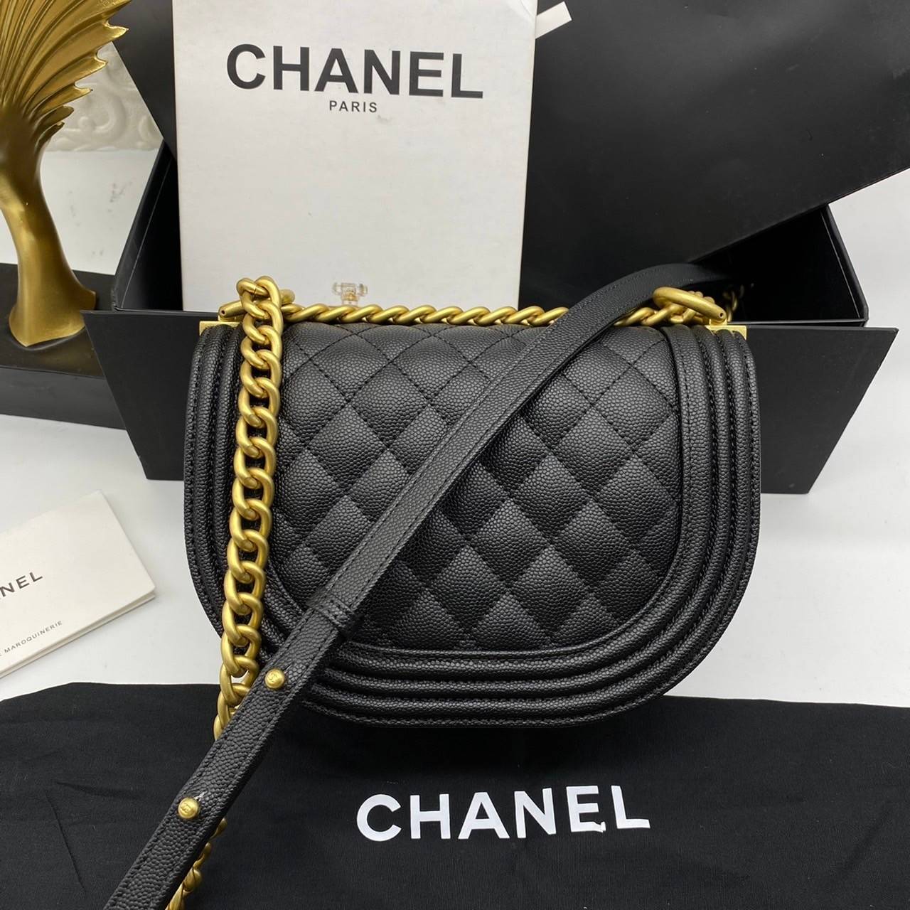 Chanel small boy messenger bag black caviar / Chanel 22A Boy 8" เกรดออริจินัล กระเป๋าสะพายทรง BOY Half Moon จากคอลเลคชั่น 22A รูปทรงโค้งเป็นตัว U ไซส์เล็ก หนังคาเวียสีดำ อะไหล่ทอง สวยเก๋มากๆ เลยค่ะ สายยาวสะพาย crossbody ได้นะคะ หรือจะทบสายแล้วสะพายแบ