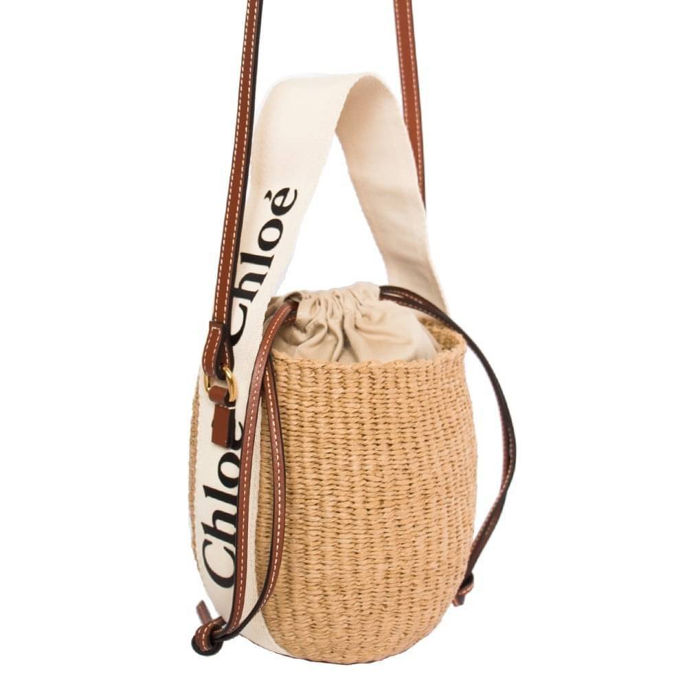 Chole’ small woody basket กระเป๋าทรงตะกร้าเก๋ๆ ชิคๆ สามารถสะพายข้างเป็นcrossbody และ ถือเก๋ๆก็ได้ ภายในโล่ง น่ารักไม่เหมือนใคร ใครยังไม่มีต้องจัดสักใบแล้วนะคะ