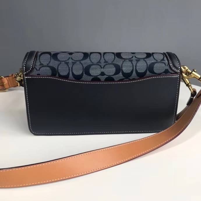 COACH Tabby Shoulder Bag 26 In Signature Chambray กระเป๋าหิ้วได้//คล้องไหล่ได้//สะพายข้างได้ วัสดุผ้าแคนวาสทอลายอย่างดี+หนังแท้ค่ะ เปิดปิดกระเป๋าแบบกระดุมแม่เหล็ก มีอะไหล่แบรนด์ตัวใหญ่ด้านหน้าหรูหราเลยทีเดียว ภายในกระเป๋ามีช่องหลักใส่ของ2ช่อง สามารถใส่กระ