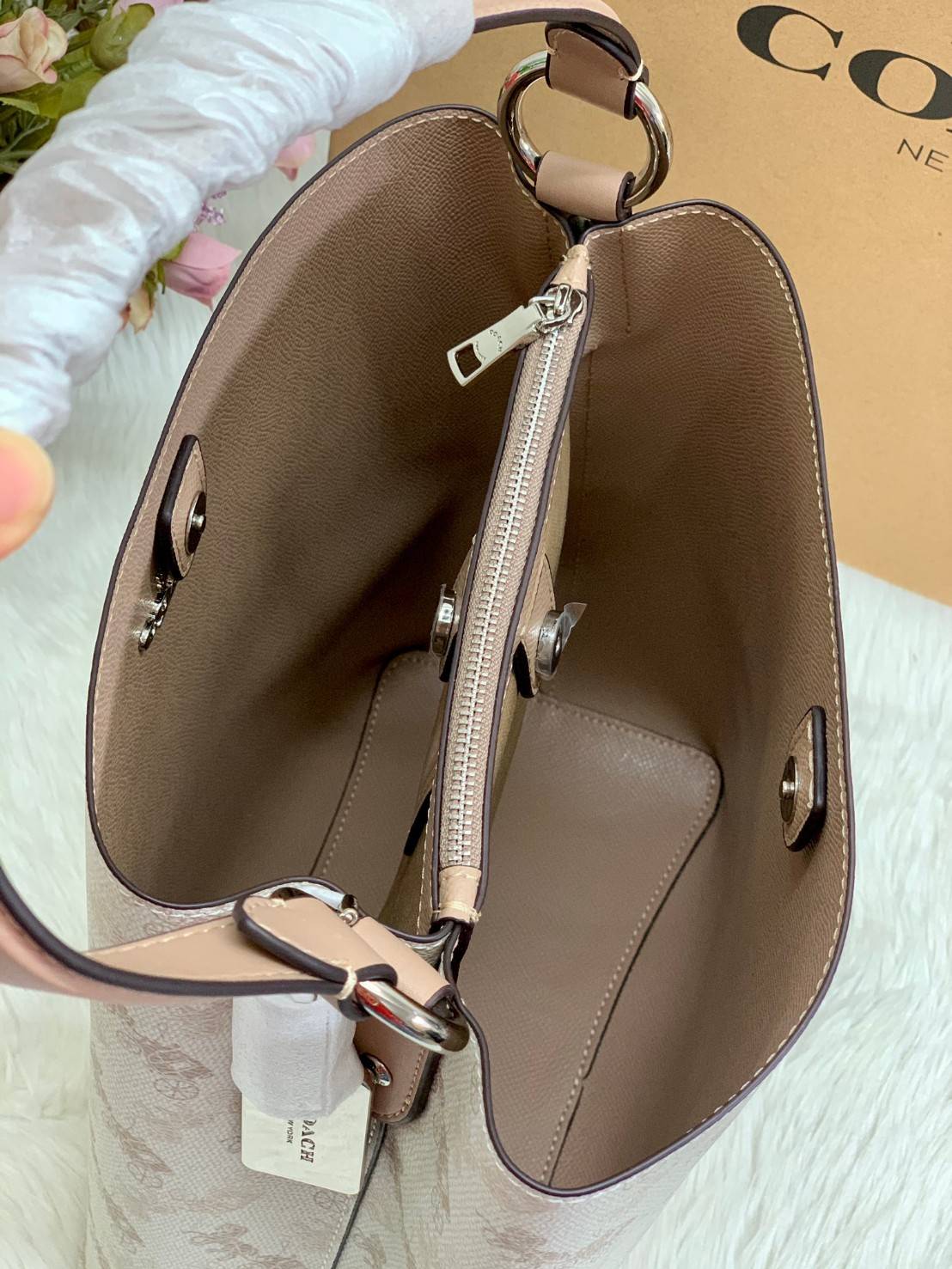 COACH TOWN BUCKET BAG WITH HORSE AND CARRIAGE PRINT ((2081-236)) 🔺กลับมาแล้ว ตามคำเรียกร้องค่ะ! กระเป๋าคล้องไหล่//สะพายข้างได้ วัสดุ pvc อย่างดี หนังนิ่มป่องพองตัวสวยงาม ลายรถม้าทั้งใบค่ะ ภายในกระเป๋าแบ่งเป็น2ช่องหลัก เปิดปิดแบบกระดุมแม่เหล็ก ภายใ