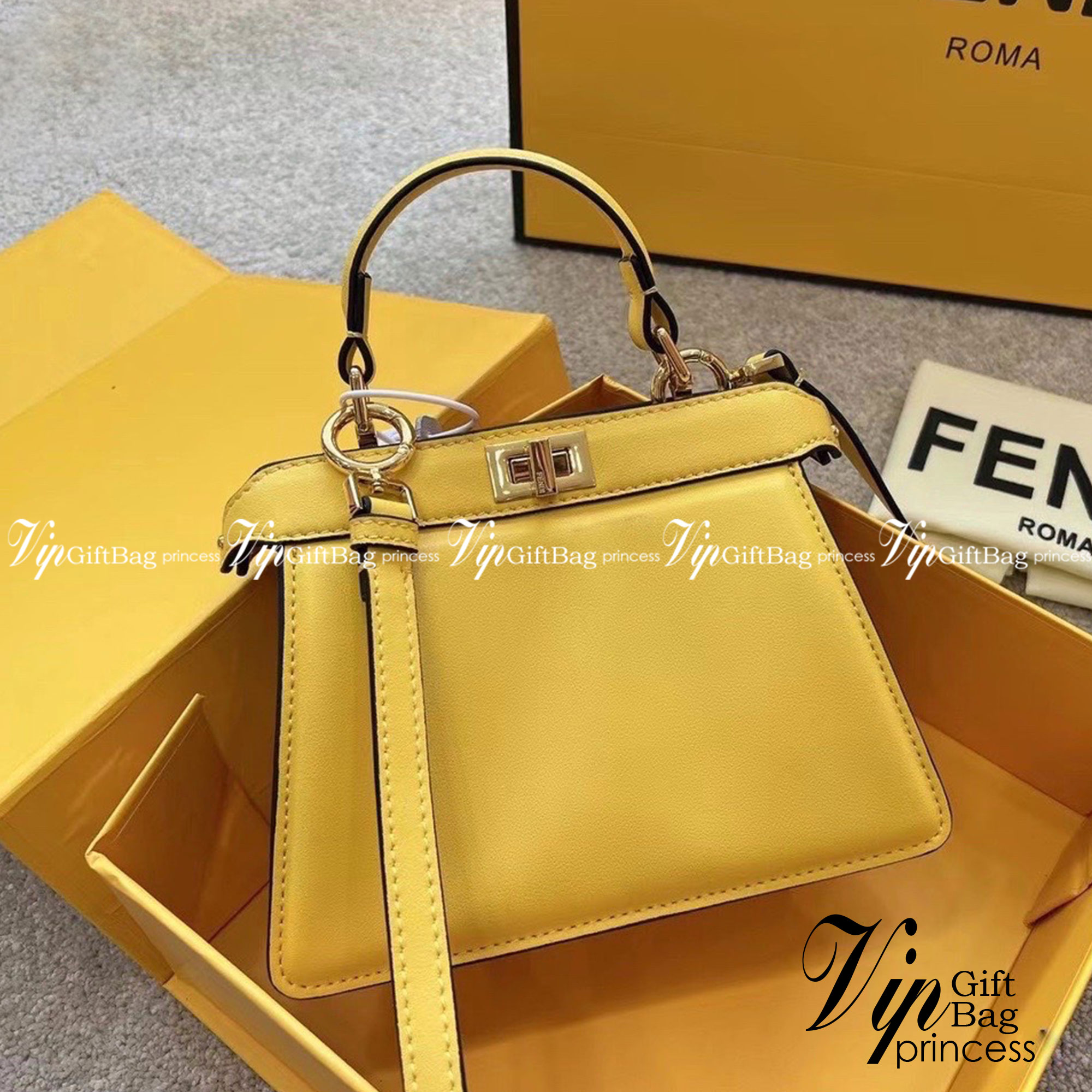 FENDI peekaboo 20cm เกระเป๋าสะพายเฟนดิ คลาสสิกตามแบบฉบับแบรนด์ สวยไฮโซมากแม่ สุดฮิตรุ่น Peekaboo ขนาดกำลังดีหนังเรียบสีพื้นมาใหม่ สวยหรูดูไฮโซ มาพร้อมสายสะพายยาวถอดออกถือได้ วัสดุคุณภาพอย่างดี ขนาดกะทัดรัดและดีไซน์ที่เรียบหรู