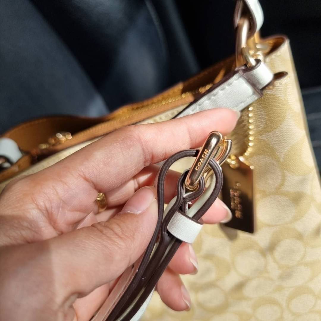 COACH 2312 SMALL TOWN BUCKET BAG IN SIGNATURE CANVAS รุ่นยอดนิยมใบเล็กมาครบสีแล้วจ้า กระเป๋าทรงบัคเก็ต สีผู้ดี๊ผู้ดี ตัวกระเป๋าดีไซน์คลาสสิคลายซี ดูโดดเด่น วัสดุหนังแคนวาสเคลือบลาย สวยคมทุกมุมจริงๆ!! เปิด-ปิดด้วยกระดุมแม่เหล็กทั้ง 2 ฝั่ง ภายในเป็นช่องโล่ง