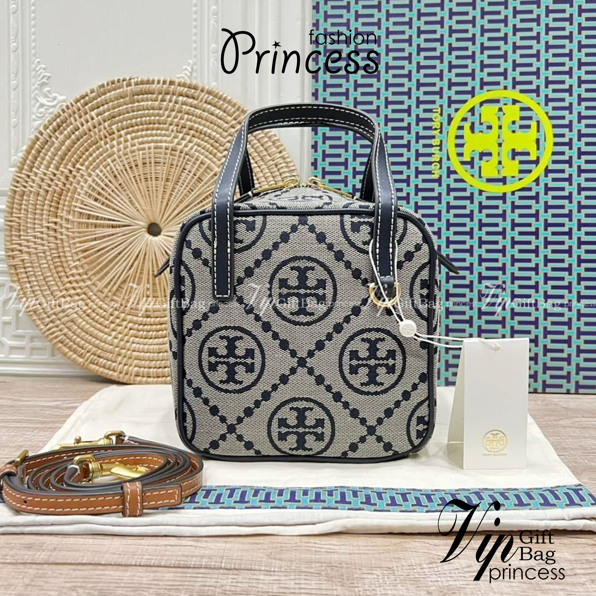 TORY BURCH T MONOGRAM JACQUARD CUBE BAG 🎁พร้อมส่งที่ไทยใหม่ล่าสุด! ปีใหม่นี้เราต้องมีกระเป๋าสวยและเก๋ไว้ใช้กันค่ะ กับกระเป๋าทรง CUBE ดีไซด์ให้ดูเรียลร่วมสมัยมากขึ้น สามารถหยิบจับของได้ง่าย ทรงกระเป๋าแบบกล่อง