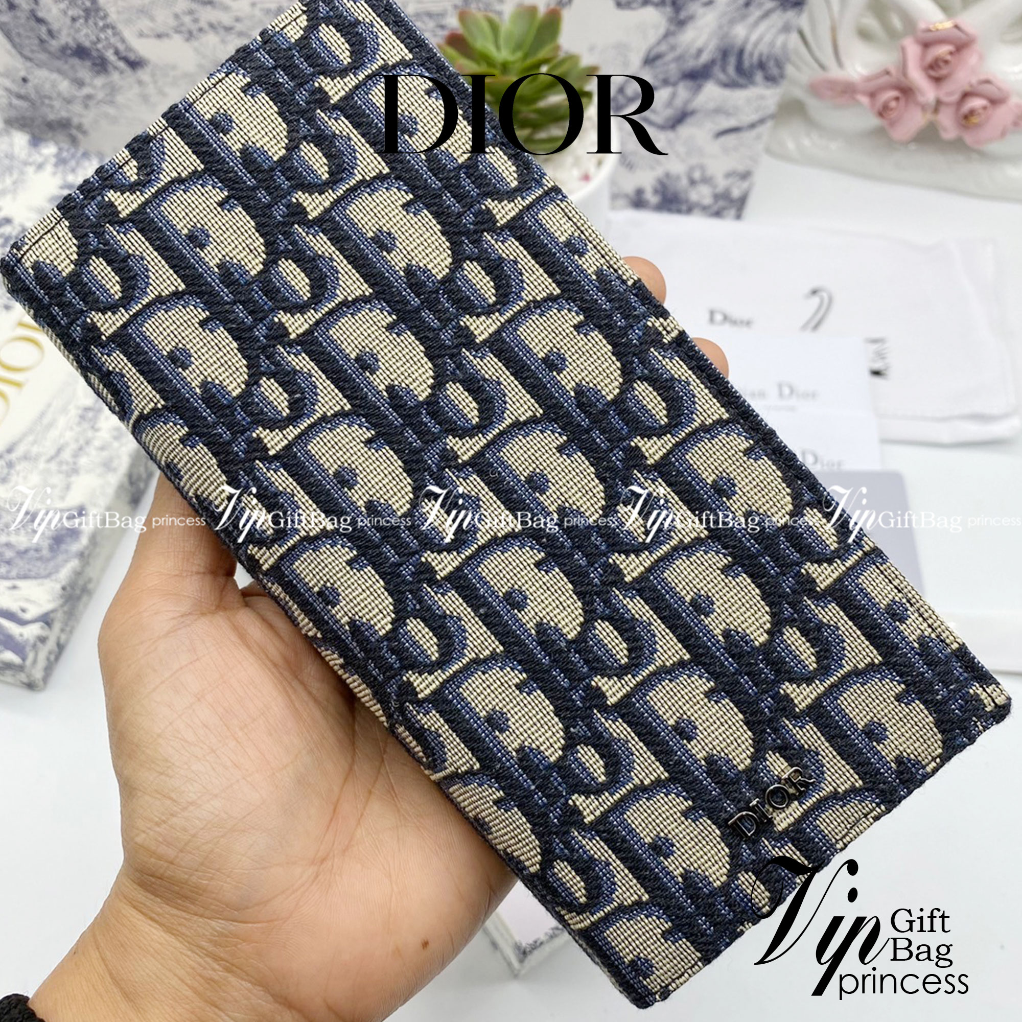 หนังแท้ DIOR LONG WALLET MONOGRAM / DIOR WALLET กระเป๋าสตางค์ใบยาว เอกลักษณ์ของความหรู วัสดุหนังแท้และผ้า Jacquard อย่างดีสวยงามที่สุด ผสมผสานความสง่างามและคลาสสิกที่เข้ากับยุคสมัย ด้านหน้าโดดเด่นด้วยซิกเนเจอร์แบรนด์ เป็นอีกหนึ่งรุ่นที่ดาราเชเลปใช้กันเยอะ