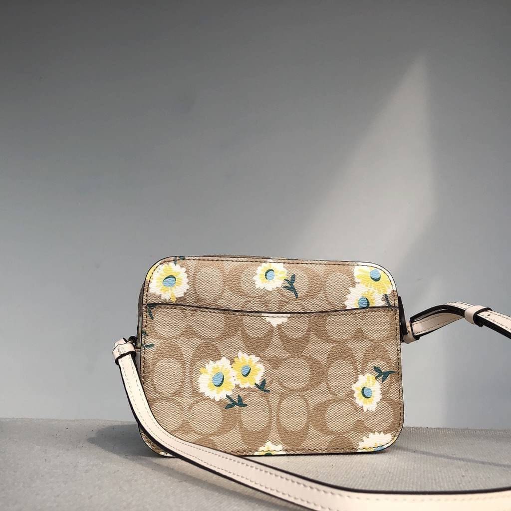 COACH C3354 MINI CAMERA BAG IN SIGNATURE CANVAS WITH DAISY PRINT คอลเลคชั่นใหม่ เอาใจสายหวาน!! กระเป๋าสะพายข้างไซส์มินิ ทรงสวยกำลังดี ดีไซน์ตกแต่งลายดอกเดซี่ คิ้วท์แบบไม่มีใครเกินแน่นอน วัสดุหนังแคนวาสเคลือบลาย เปิด-ปิดด้วยซิป สายสะพายปรับได้ตามตัว ภายในม