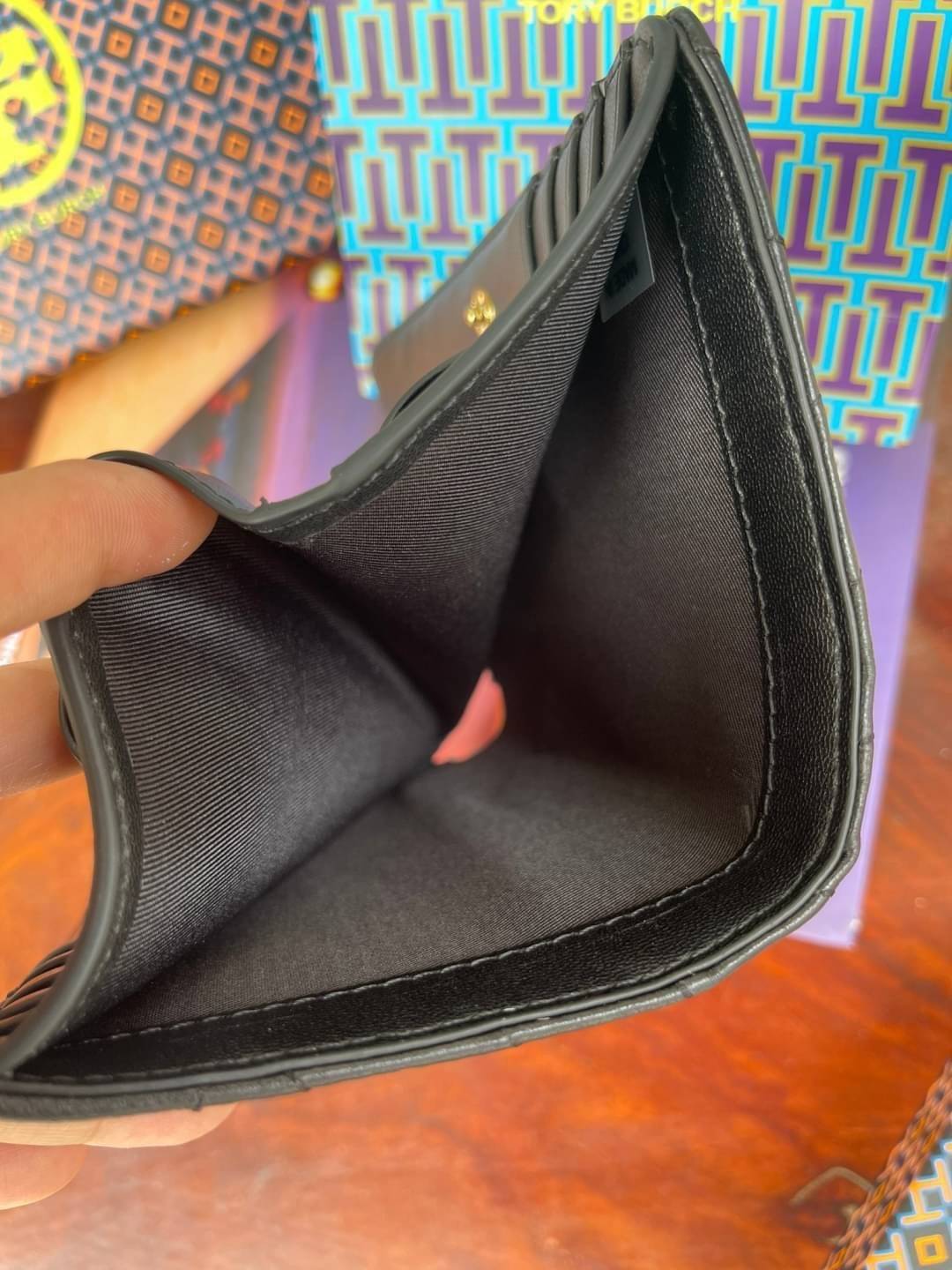 ของแท้ 💯% 】Tory burch kira chevron medium slim wallet กระเป๋าสตางค์หนังแกะขนาดmedium size การตัดเย็บหนังแกะแสนนุ่มแบบลายบุสองชั้น สัมผัสนุ่มควบคู่กับดีไซน์อันเป็นเอกลักษณ์ ดูแพงด้วยโลโก้ด้านหน้าสีทองสวยหรู