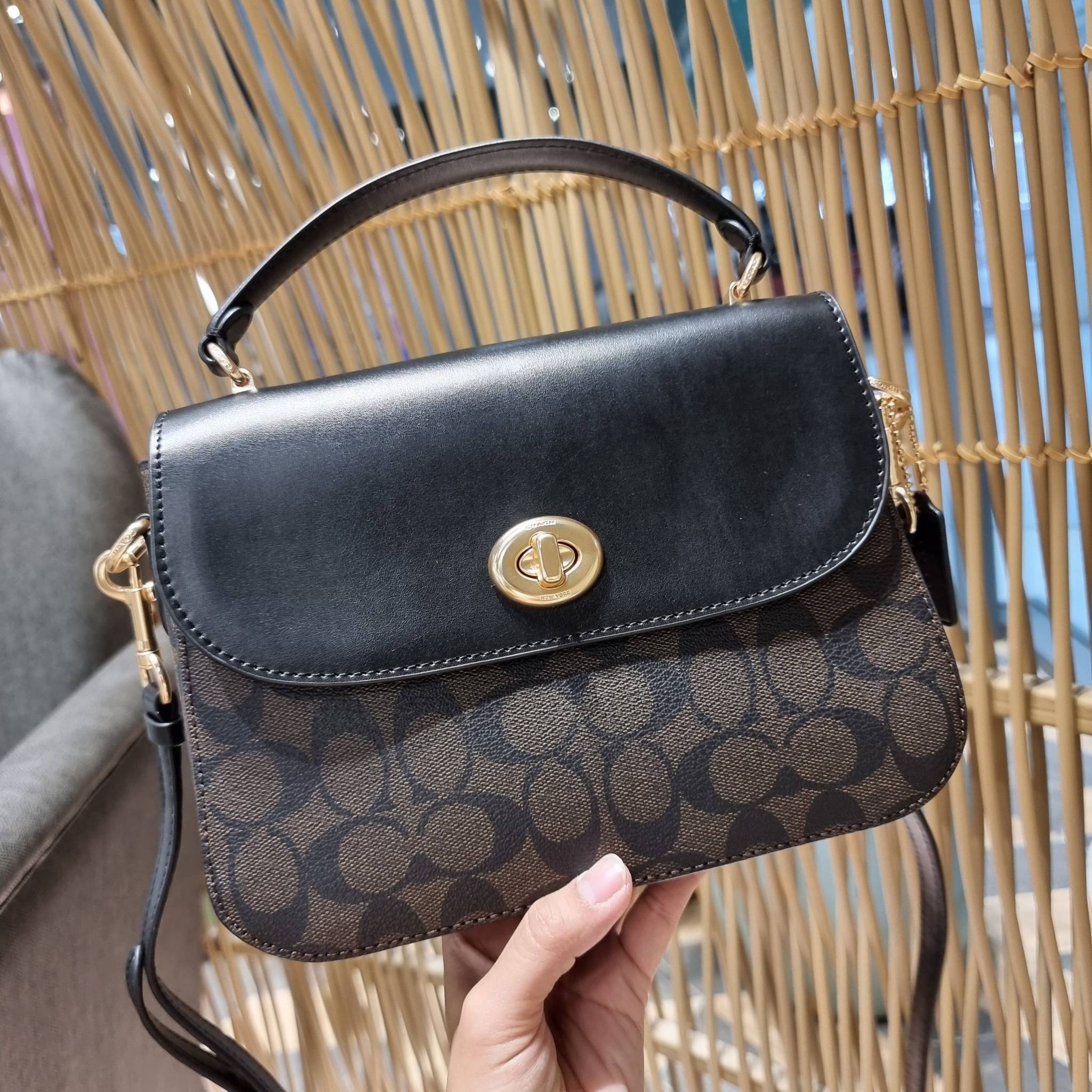 COACH C1765 MARLIE TOP HANDLE SATCHEL IN SIGNATURE CANVAS กระเป๋าถือ/สะพายข้าง มีดีไซน์ยูนีค โดดเด่น ตกแต่งโลโก้ด้านข้างอะไหล่ทอง สวยคลาสสิคด้วยวัสดุแคนวาสสลับหนังแท้ เปิด-ปิดด้วยตัวล็อคแน่นหนา ภายในเป็นช่องโล่ง ใส่ของได้ครบครัน มาพร้อมหูจับในตัวและสายสะพ