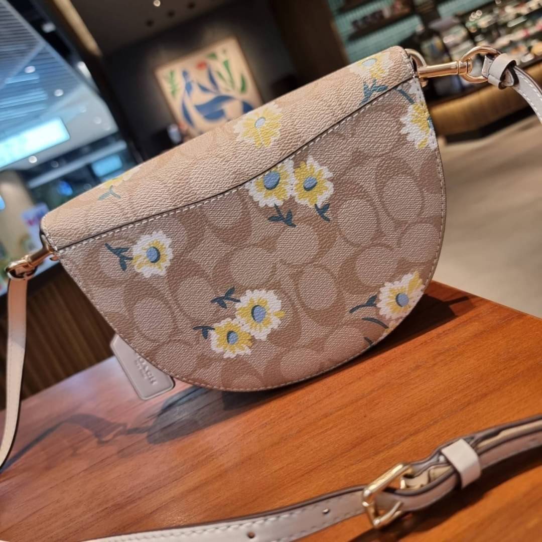 COACH C3597 ELLEN CROSSBODY IN SIGNATURE CANVAS WITH DAISY PRINT กระเป๋าสะพายดีไซน์สุดเก๋ ดูดีไม่ซ้ำใคร รอบนี้คอลใหม่ ดีไซน์พริ้นท์ลายเดซี่คละเต็มใบ วัสดุหนังแคนวาสเคลือบลายตัดขอบด้วยหนังเรียบ เปิด-ปิดด้วยกระดุมแม่เหล็ก ภายในเป็นช่องโล่ง มีช่องย่อยให้ บุก