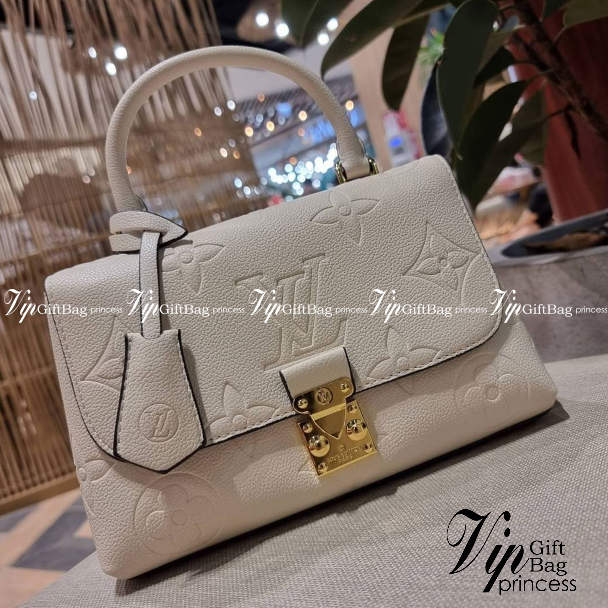 VIP 🥂 LV MADELEINE BAG ใหม่ล่าสุด อีกหนึ่งรุ่นคลาสสิคหายาก ที่สาวๆรอคอย กระเป๋าถือ/สะพายข้าง ดีไซน์เรียบง่าย แต่เต็มไปด้วยดีเทลความหรู วัสดุหนังวัวปั๊มลายเอกลักษณ์ เปิด‐ปิดด้วยอะไหล่กดล็อคสีทองหรู และมีพวงหนังห้อยพิเศษแถมมาให้ด้วย ภายในแบ่งสัดส่วน