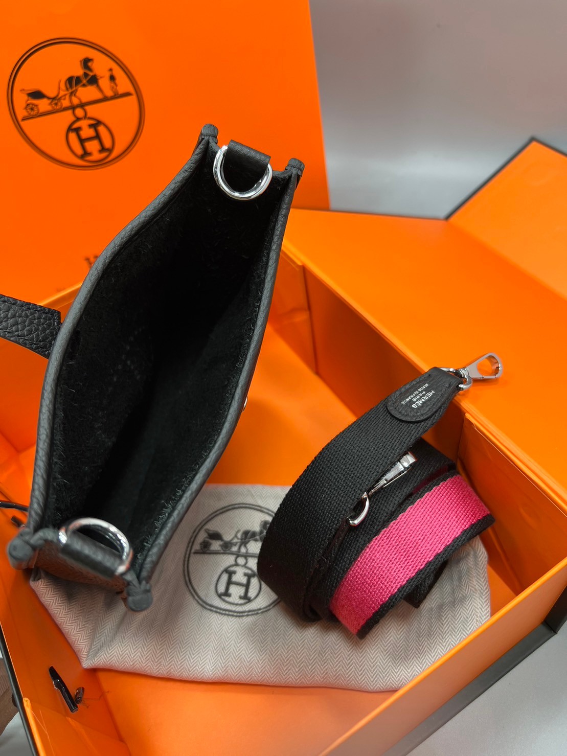 HERMES evelyne mini bag Luxury Bag กระเป๋าสะพายแบรนด์ดัง แบรนด์หรู คลาสสิกตลอดกาล ใช้ได้ทั้งชายหญิง ใบเดียวจบ สวยรวยปัง เกรดท็อปออริจินอล ภาพสินค้าถ่ายจากงานขายจริง ใช้งานต่างประเทศได้