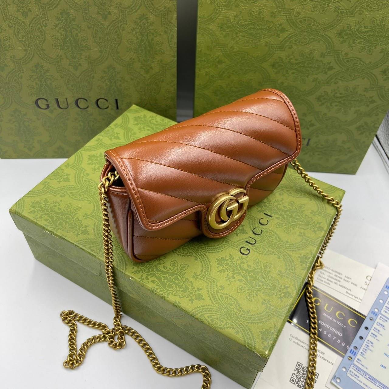 หนังแท้ GUCCI GG Marmont matelasse super mini bag / GG Marmont super mini quilted leather shoulder bag กระเป๋าสะพายข้างใบเล็ก น้องมินิ น่ารั๊กมุ้งมิ้ง วัสดุหนังแท้เชฟรอน สายสะพายแบบโซ่ อะไหล่ทองหรูหรา ด้านหน้าประดับโลโก้แบรนด์หรู ทนทาน แข็งแรง น้ำหนักเบา 