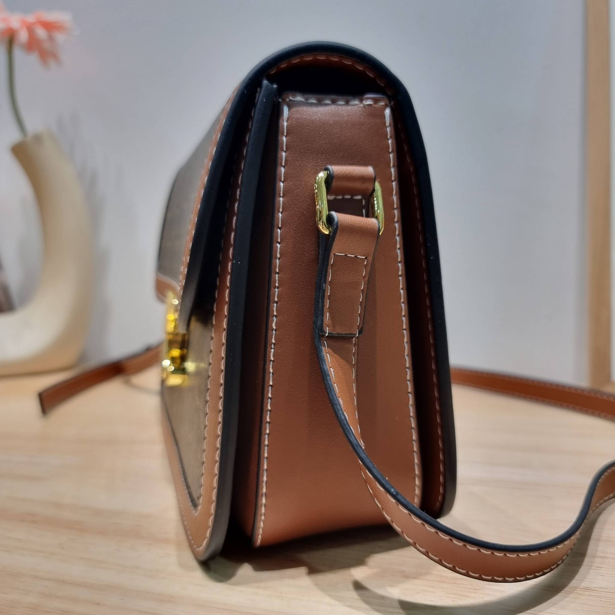 CELINE Classique Triomphe Bag / CELINE TRIOMPHE BAG MEDIUM IN TRIOMPHE CANVAS AND CALFSKIN ไม่มีไม่ได้เลยกับไอเท็มสุดคลาสสิค ที่รอบนี้จัดให้ไซส์ใหญ่กว่าเดิม กระเป๋าสะพาย สวยอยู่ทรง ดีไซน์เป็นธรรมชาติ เนเชอรัลโทน