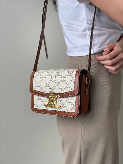 VIP 】Celine TEEN MEDIUM TRIOMPHE BAG IN TRIOMPHE CANVAS สาวๆที่กำลังมองหากระเป๋าน่ารักเอาไว้ใช้ในวันสบาย ๆ แต่ไม่รู้เลือกกระเป๋า Celine รุ่นไหนดี แนะนำรุ่นนี้เลยคะ เป็นกระเป๋าสะพายข้างขนาดกำลังดี สวยแบบคลาสสิก หรูหราด้วยแคนวาสเคลือบลาย Triomphe อีกทั้งยัง