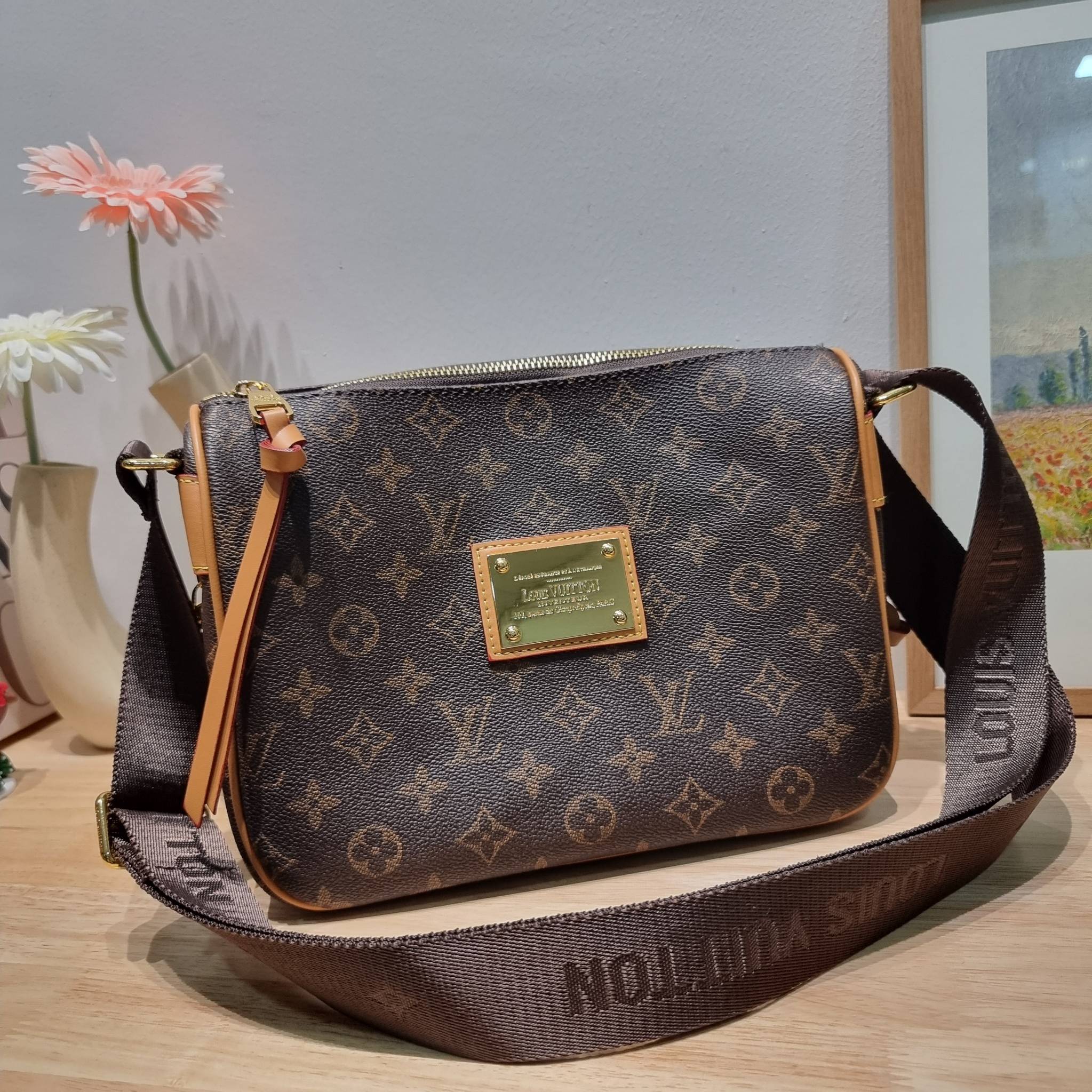 LV INVENTEUR MONOGRAM BAG รุ่นหายากสุดคลาสสิค กับกระเป๋าสะพายข้างดีไซน์วินเทจ ย้อนยุค มีดีเทลความหรูด้วยแผ่นเพลทสีทอง สายสะพายในตัวใช้งานได้คล่องตัว