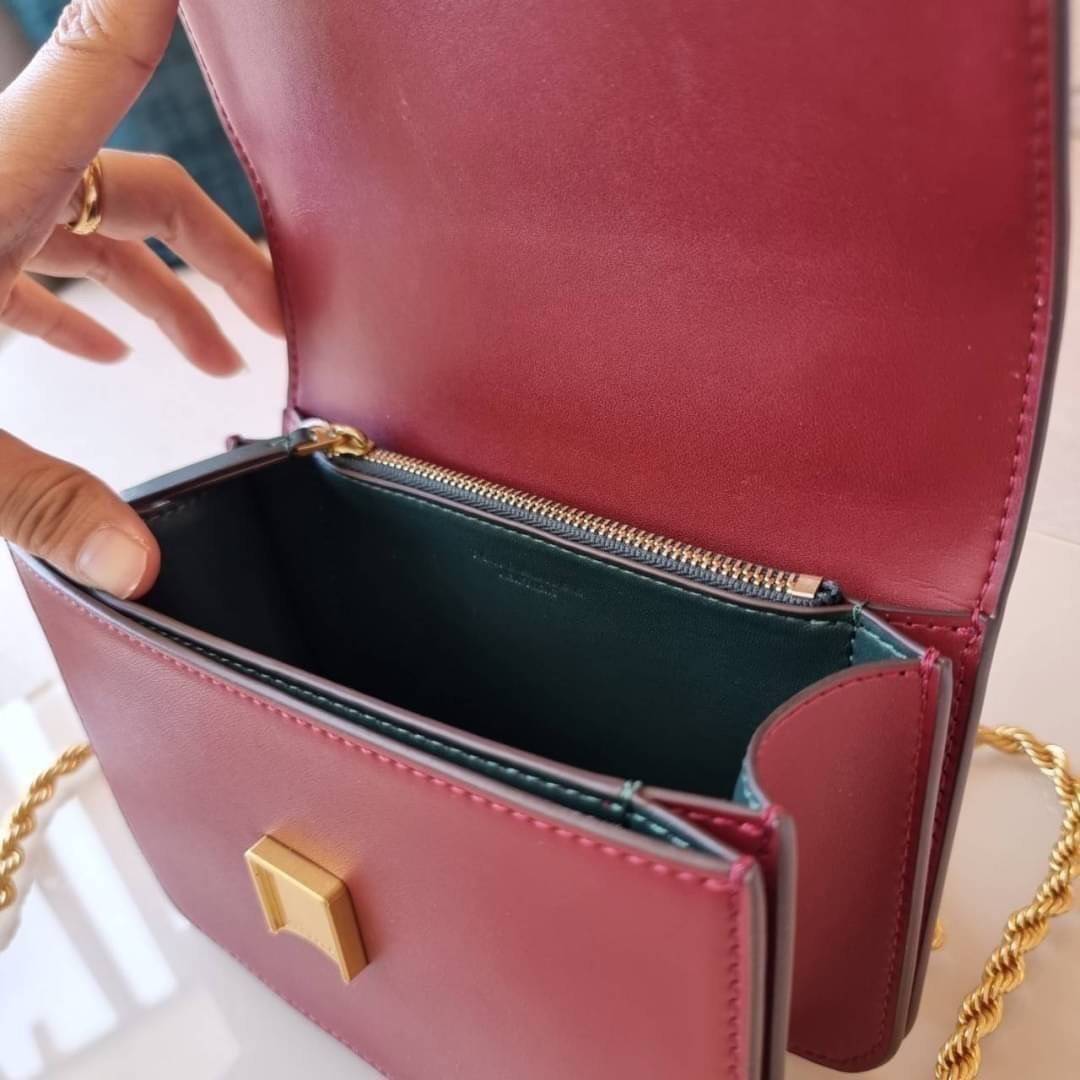 TORY BURCH ELEANOR SMALL CONVERTIBLE SHOULDER BAG ฮอตไอเท็ม รุ่นนี้ขายดีขายหมด สวยหรู คุณหนู ผู้ดี!! หายากมากแล้วน้า กระเป๋าสะพายข้าง ดีไซน์อยู่ทรง ขนาดกำลังสะดวกใช้สำหรับสาว วัสดุหนังแท้เต็มใบ สีทูโทน เปิด-ปิดด้วยแถบแม่เหล็ก ภายในแบ่งสัดส่วนได้เป็นอย่างด