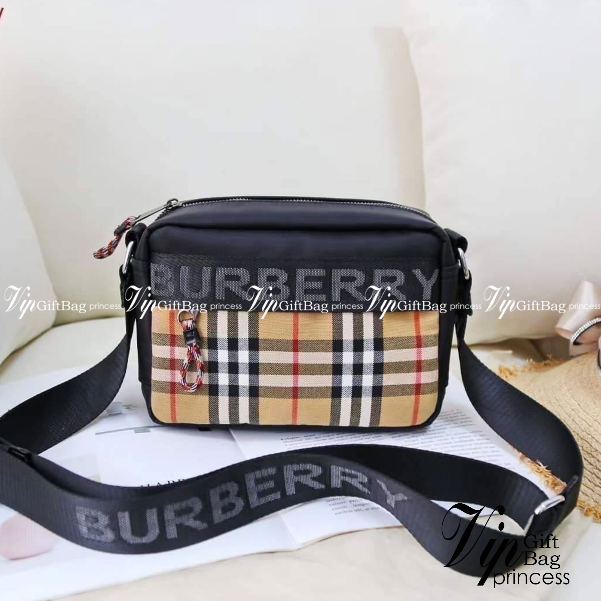 BURBERRY FRAGRANCES CROSSBODY BAG / BURBERRY Nylon Crossbody Bag วัสดุ Nylon Canvas ทรงเหลี่ยมน้ำหนักเบามีโลโก้แบรนด์คาดด้านหน้าพร้อมช่องซิปใส่ของ เปิดปิดด้วยซิปหัวซิปแบรนด์สไตล์สปอร์ต ภายในมีช่องใส่บัตร ขนาดกำลังดีสามารถใส่กล้อง มือถือ กระเป๋าสตางค์ของใช
