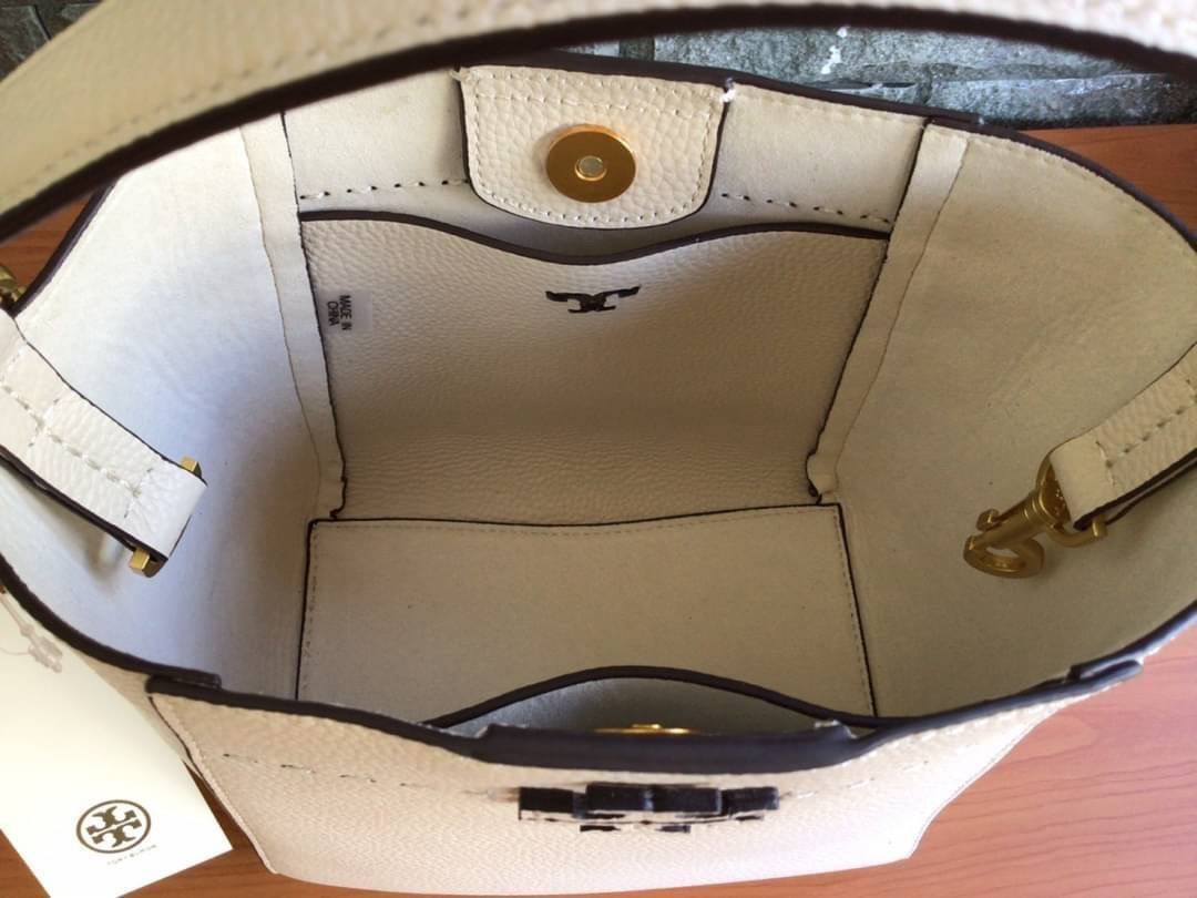 คอลเลคชั่นขายดี มากี่รอบๆ ก็หมดไวทุกรอบ!! TORY BURCH MCGRAW MINI BUCKET BAG กระเป๋าสะพาย และ ถือ คล้องแขน ทรงถัง สะพายได้ 2 ทรง ผลิตจากหนังแท้ หนังลูกวัว หนังนุ่ม หนังหอม น้ำหนักเบามากกก!! หนังลื่น นิ่มสวยมากๆ!! ด้านหน้าประดับโลโก้แบรนด์ ภายในโล่งกว้าง มี