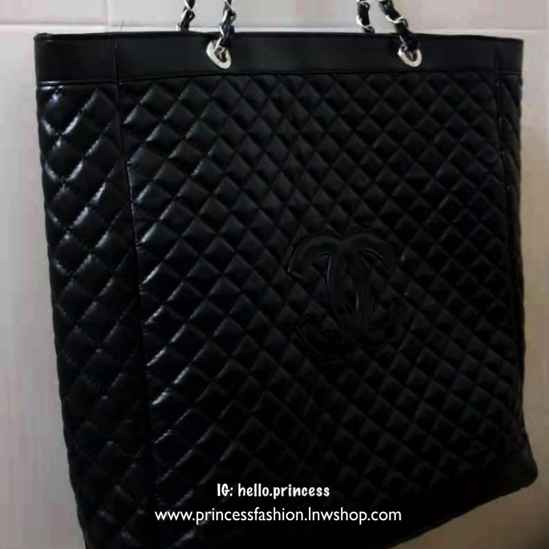New Arrival! Chanel GWP Large Tote Bag With Chain กระเป๋าสะพายใบใหญ่ทรง Tote VIP Gift With Purchase รุ่น Limited Edition พรีเมี่ยมกิ้ฟของแท้รุ่นใหม่ล่าสุดจาก Chanel Cosmetic Counter วัสดุหนังนิ่มเรียบลายตารางอยู่ทรงสวยด้านหน้าปักโลโก้แบรนด์ เปิดปิดด้วยกระ