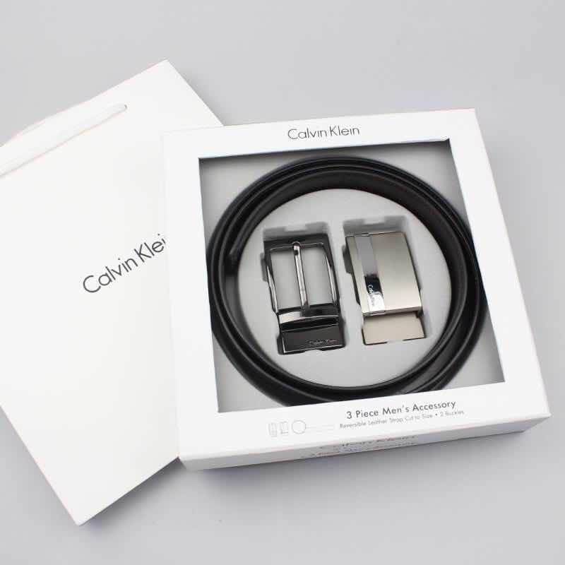 Calvin Klein 3 Piece Men' Belt เข็มขัดสำหรับคุณสุภาพบุรุษ ที่พร้อมจะมอบสไตล์ที่ดูดีแบบคลาสสิกให้กับคุณได้อย่างลงตัว สามารถปรัยขนาดตามไซส์ของเอว มาพร้อมโลโก้แบรนด์ที่หัวตะขอซึ่งมีมาให้เลือก 2 แบบ ถอดเปลี่ยนสลับได้ สีของสายเข็มขัดด้านนึงเป็นสีดำ อีกด้า