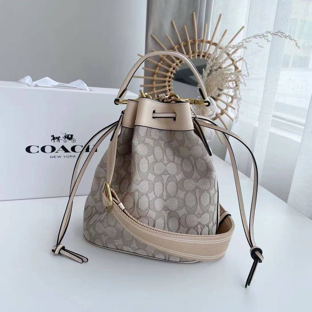 COACH FIELD BUCKET BAG IN SIGNATURE JACQUARD C3853 กระเป๋าสะพายทรงบัคเก็ต รุ่นใหม่ล่าสุด ดีไซน์ลายซิกเนเจอร์บนผ้า jacquard สวยคม เป็นเอกลักษณ์ไม่ซ้ำใคร มาพร้อมสายสะพายผ้าสปอร์ต และสายสั้นสำหรับคล้องแขนได้ สามารถรูดปิดปากกระเป๋าด้วยหนังรอบใบ เพิ่มดีเทลให้ต