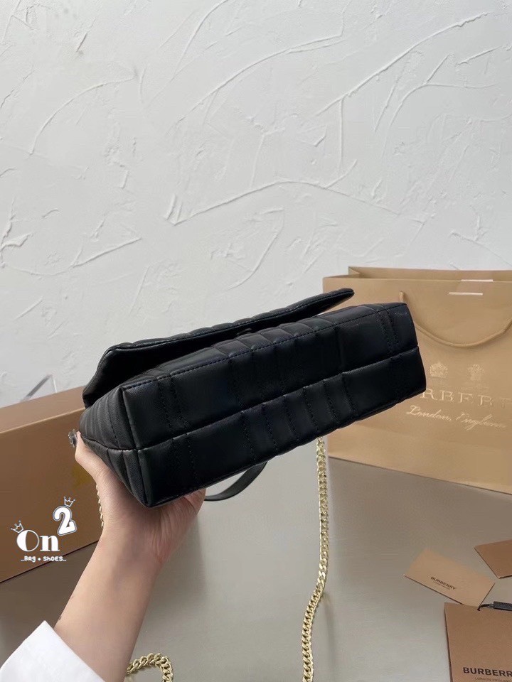 BURBERRY FRAGRANCES QUITED LAMBSKIN BAG / Burberry Shoulder Bag กระเป๋าสพายจะถือหรือสพายก็ได้หลายลุคเลยค่ะ วัสดุหนังนิ่มสวยหรูดูดี ภายในโล่งกว้าง ใส่มือถือ กระเป๋าสตางค์ได้ มาพร้อมสายสะพายโซ่ทองต่อหนังรองบ่าสามารถซ้อนสายสั้นสะพายไหล่ได้ หรือใช้สายยาว Cros