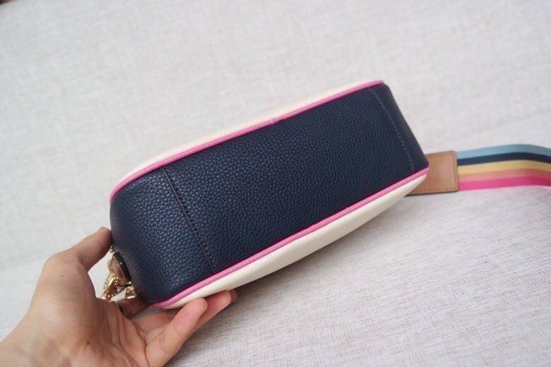 Coach Leather Jes Crossbody in Colorblock ((72704)) กระเป๋าสะพายข้าง//ครอสบอดี้ร์ วัสดุหนังแท้ หนังนิ่มสวยงาม มากๆค่ะ ด้านหน้ามีโลโก้แบรนด์เด่นชัดสะดุดตา ช่องหลักแบ่งเป็น2ซิป แต่ละช่องกว้าง ใส่กระเป๋าเงินใบยาวได้ ของอื่นๆได้จุค่ะ มีช่องเล็กให้ใส่ของจุกจิก