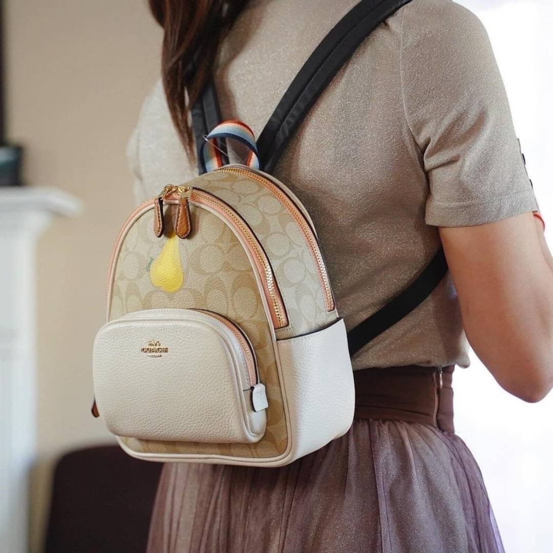 COACH Mini Court Backpack In Signature Canvas With Butterfly / With Radish C8259 C8257 🌈ต่อกันเลย สวยกันก่อน วางน้องไม่ลงเลยจริงๆค่าา😍 พร้อมส่ง! ยังไม่เข้าไทย กับกระเป๋าสะพายหลังแบบมีหูหิ้วในตัว บอกก่อนเลยว่าหนังของน้องทั้งนิ่ม ทั้งสวย อย่