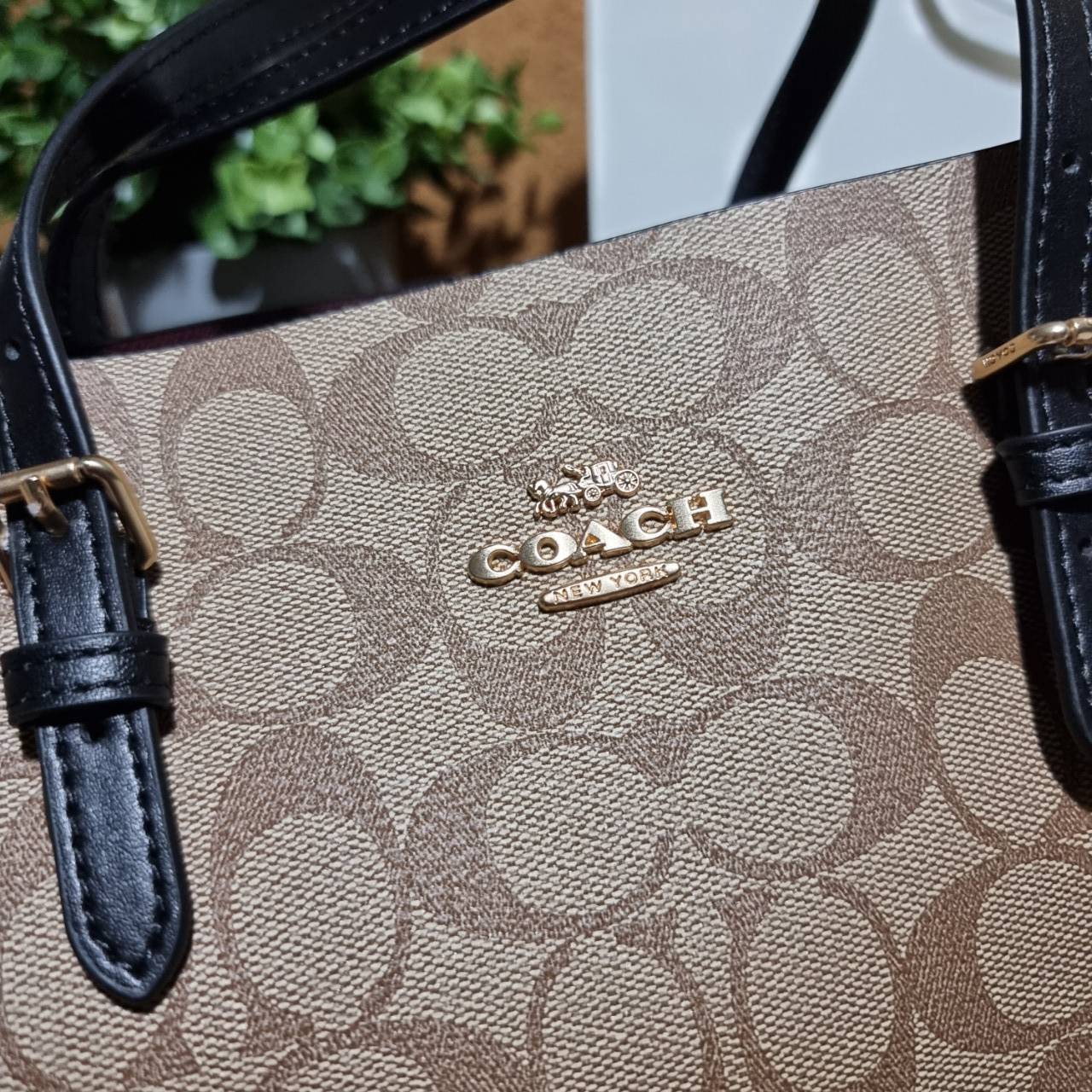 COACH C4250 MOLLIE TOTE 25 IN SIGNATURE CANVAS น้องมาแล้วจ้าาา ใหม่ล่าสุด กระเป๋าโท้ทไซส์เล็กที่สาวๆตามหา ดีไซน์คลาสสิคเหมือนเดิม เพิ่มเติมคือสะดวกขึ้นเยอะ!! ย่อส่วนมาจากใบใหญ่เป๊ะๆ น่ารักน่าใช้มากๆ วัสดุหนังแคนวาสเคลือบลาย ภายในโล่งกว้าง มีช่องซิปกลางใส่