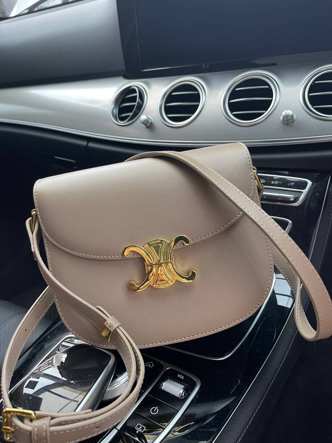 VIP 🥂 CELINE TEEN BESACE TRIOMPHE IN SHINY กระเป๋าสะพายคาดลำตัวรุ่นนี้นับว่าเป็นกระเป๋าอีกหนึ่งรุ่นในซีรีส์ Triomphe ที่ได้รับความนิยมอย่างมาก ด้วยรูปร่างทรงโค้งมนมีความคลาสสิกตามแบบฉบับของ Celine เพิ่มความหรูหราและโดดเด่นด้วยการตกแต่งด้วยโลโก้โลห