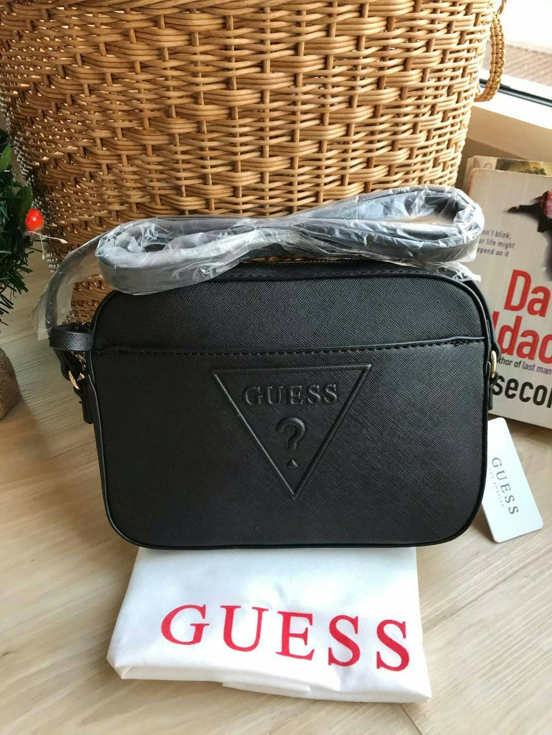 GUESS CROSSBODY BAG กระเป๋าสะพายรุ่นใหม่ ทรงเหลี่ยมตั้งอยู่ทรง วัสดุหนังSaffiano ด้านหน้าปั้มลายโลโก้นูน เปิดปิดด้วยซิปเดียวด้านบน ภายในกว้างใส่กระเป๋าสตางค์ใบยาวได้ ด้านหน้ามีช่องเล็ก1ช่อง ภายในมีช่องซิปเล็ก1ช่อง แยกเป็นสัดส่วน ด้านในบุผ้าลายสกรีน น้ำหนั