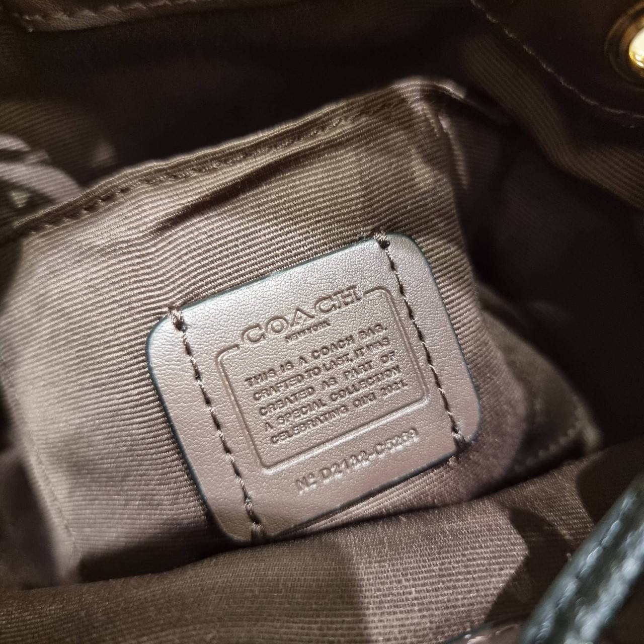 COACH C5121 DEMPSEY DRAWSTRING BUCKET BAG 15 WITH COACH PATCH น้องคนสวยมาใหม่จ้า ละมุนคุณหนูต้องมาอีกแล้วแหละ กระเป๋าทรงถังไซส์มินิ ใช้งานง่ายด้วยการรูดหนังปิดรอบปากกระเป๋า ทุกอย่างลงตัวที่สุด!! มาพร้อมตัวห้อยรูปหัวใจสีทองกุ๊กกิ๊ก น่ารักมากๆ มีหูหิ้วในตัว