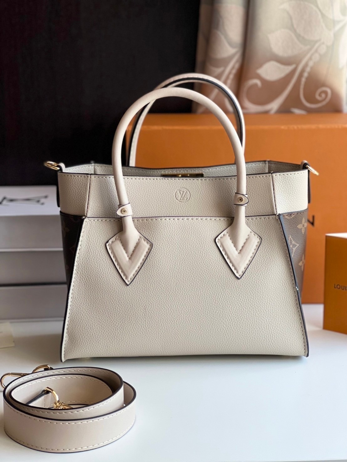 หนังแท้ LV On My Side PM กระเป๋าโท้ทขนาดกะทัดรัดที่ผลิตจากหนังลูกวัวเนื้อนุ่ม เกรดออริจินอล ภาพสินค้าถ่ายจากงานขายจริง ใช้งานต่างประเทศได้