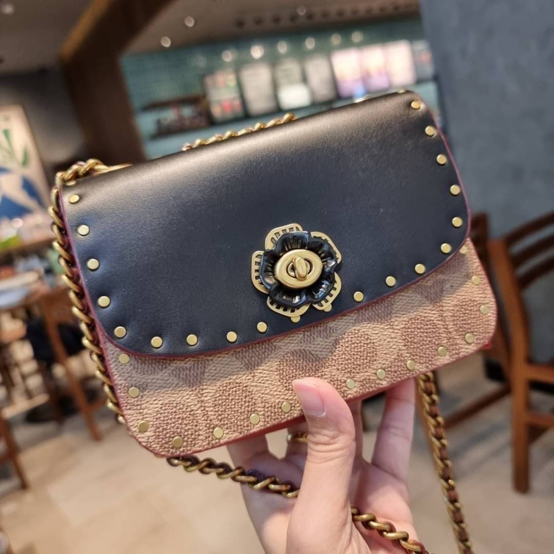 COACH C2462 MADISON SHOULDER BAG 16 IN SIGNATURE CANVAS WITH RIVETS กระเป๋าสะพายข้าง ไซส์กะทัดรัด พกพาง่าย น้ำหนักเบา ดีไซน์สวย โดดเด่นด้วยตัวล็อครูปดอกไม้ สีสันตกแต่งตัดกันกับลายซีอย่างลงตัว วัสดุหนังแคนวาสเคลือบลาย ภายในแบ่งสัดส่วนให้อย่างดี มาพร้อมสายส