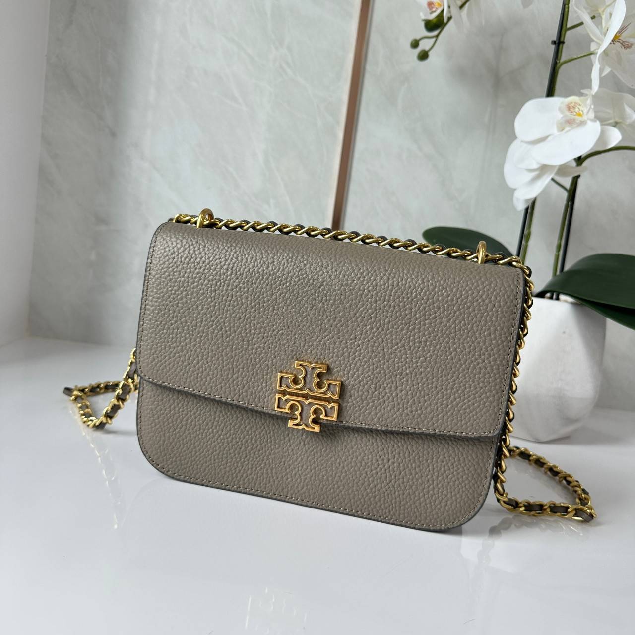 Tory Burch Britten Small Convertible Shoulder Bag คอลเลคชั่นใหม่สุดเรียบหรู กระเป๋าสะพายไหล่หรือสะพายข้าง วัสดุหนังอย่างดี ภายในแบ่งช่องเป็นสัดส่วน