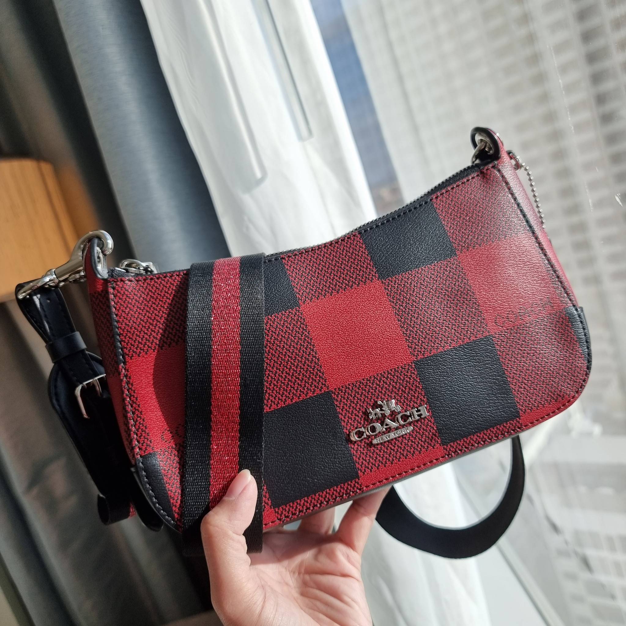 OUTLET 】COACH C6818 JES BAGUETTE WITH BUFFALO PLAID PRINT คอลเลคชั่นใหม่ล่าสุด พร้อมเสิร์ฟความสวยถึงบ้านเช่นเคย!! กระเป๋าสะพายทรงบาแกตต์ ดีไซน์ย้อนยุค ที่แอบแฝงความเรียบหรูดูแพงอยู่ในตัว โดดเด่นด้วยสายสะพายเส้นใหญ่ โทนสีคอนทราส ทำให้ไอเท็มนี้ดูมีลูกเล่นมา